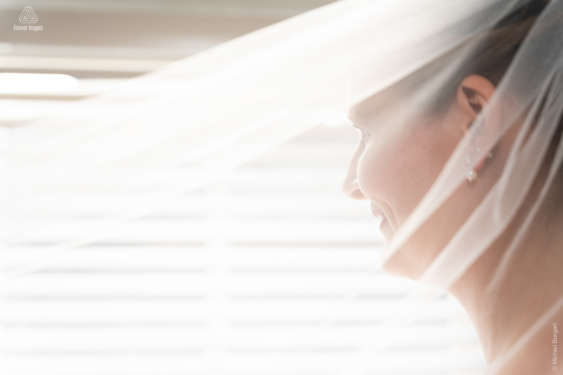Bridal photo illuminated view behind the bridal veil | Aaron Emmy Kloosterhoeve | Wedding Photographer Michiel Borgart - Forever Images.
