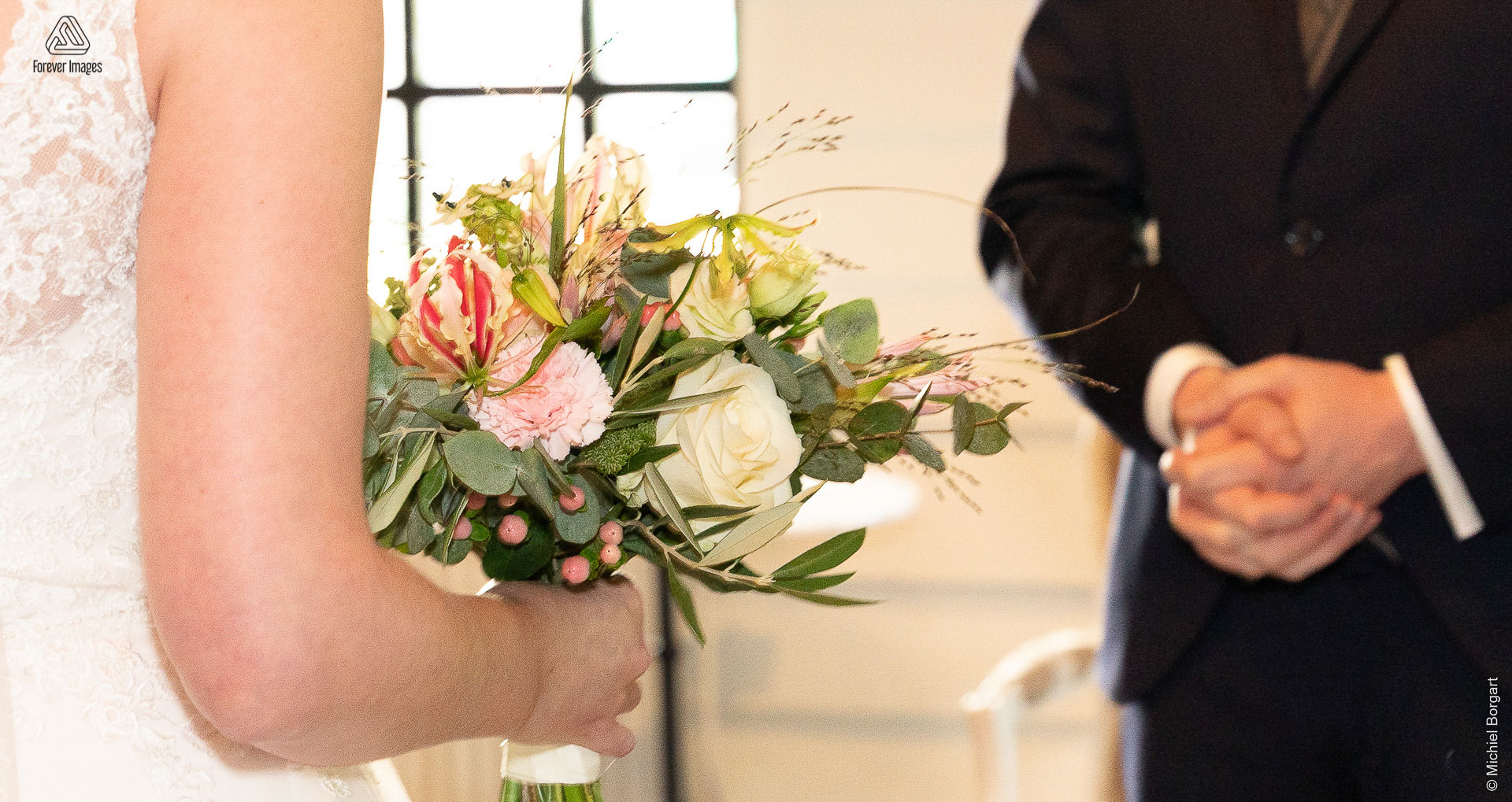 Bruidsfoto bruidsboeket spannend met bloemen | Aaron Emmy Kloosterhoeve | Bruidsfotograaf Michiel Borgart - Forever Images.
