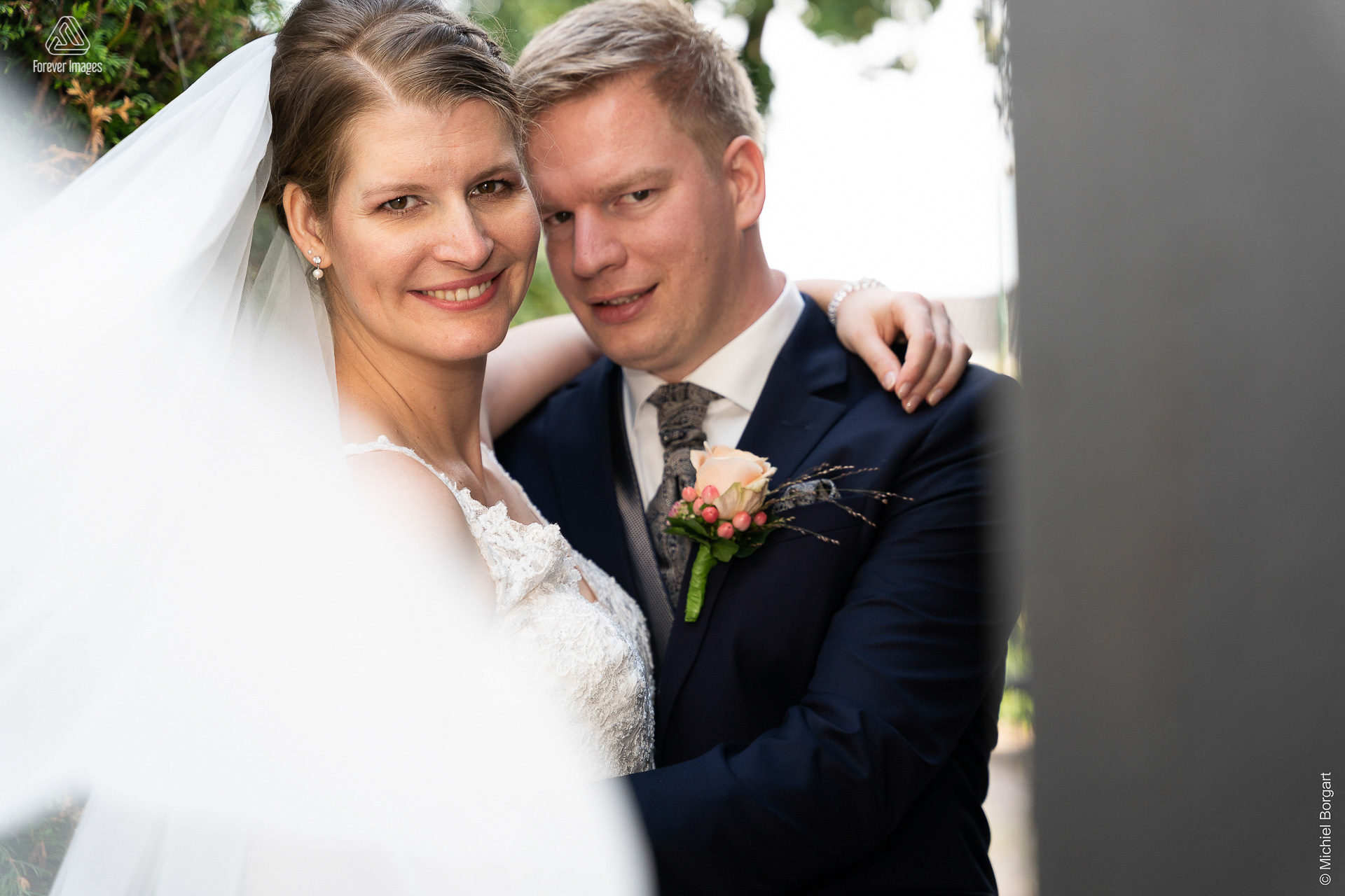 Bridal photo beyond the veil | Aaron Emmy Kloosterhoeve | Wedding Photographer Michiel Borgart - Forever Images.