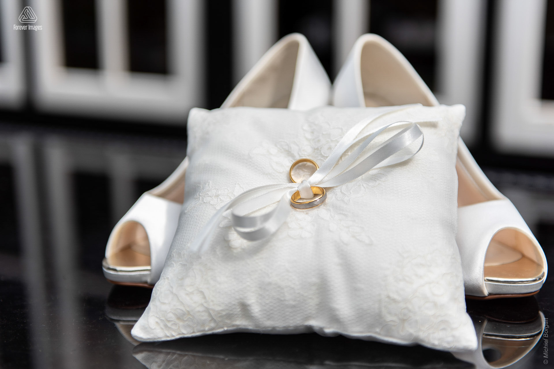Detailfoto bruidsfoto trouwfoto bruidsschoenen ringenkussentje ringen | Bruidsfotograaf Michiel Borgart - Forever Images.
