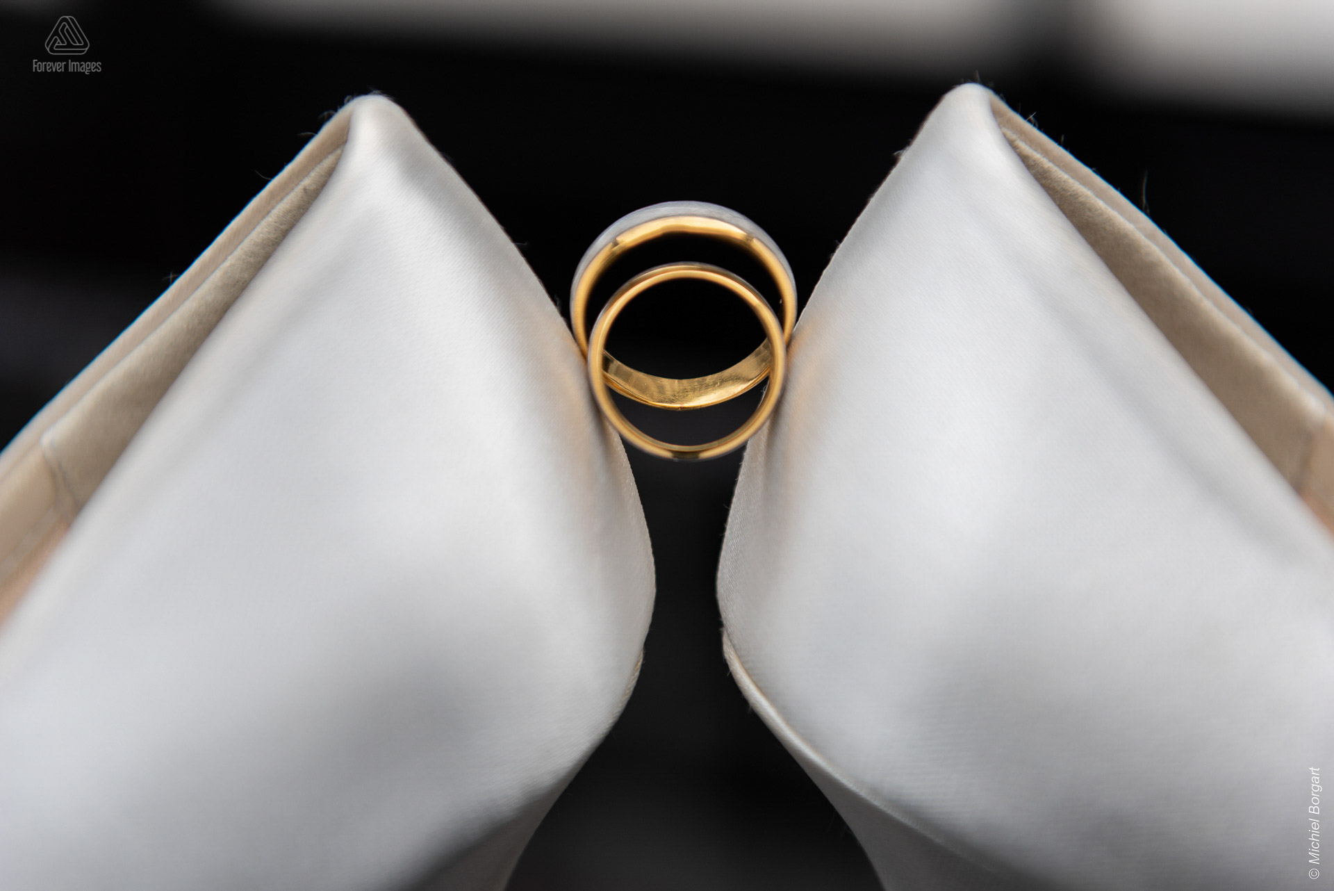 Detailfoto bruidsfoto trouwfoto bruidsschoenen ringen achter elkaar | Bruidsfotograaf Michiel Borgart - Forever Images.
