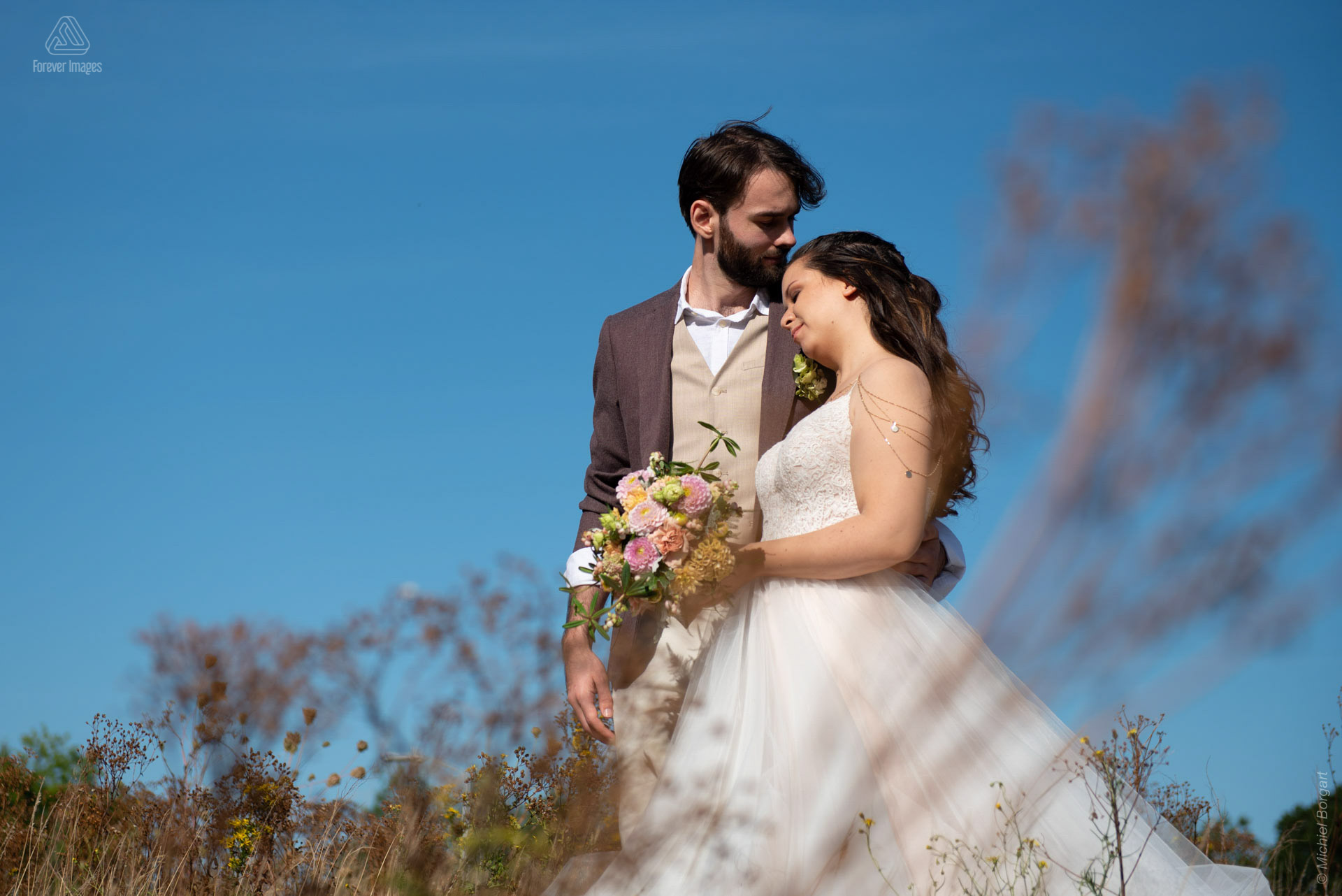 Bruidsfoto bruidspaar romantisch samen buiten | Bruidsfotograaf Michiel Borgart - Forever Images.