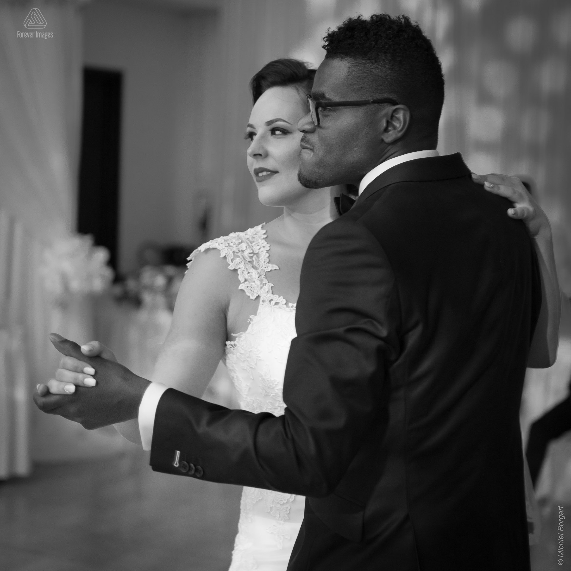 Bridal photo in black and white B&W couple does the opening dance Amsterdam | Clarence Sabrina Versteeg | Wedding Photographer Michiel Borgart - Forever Images.