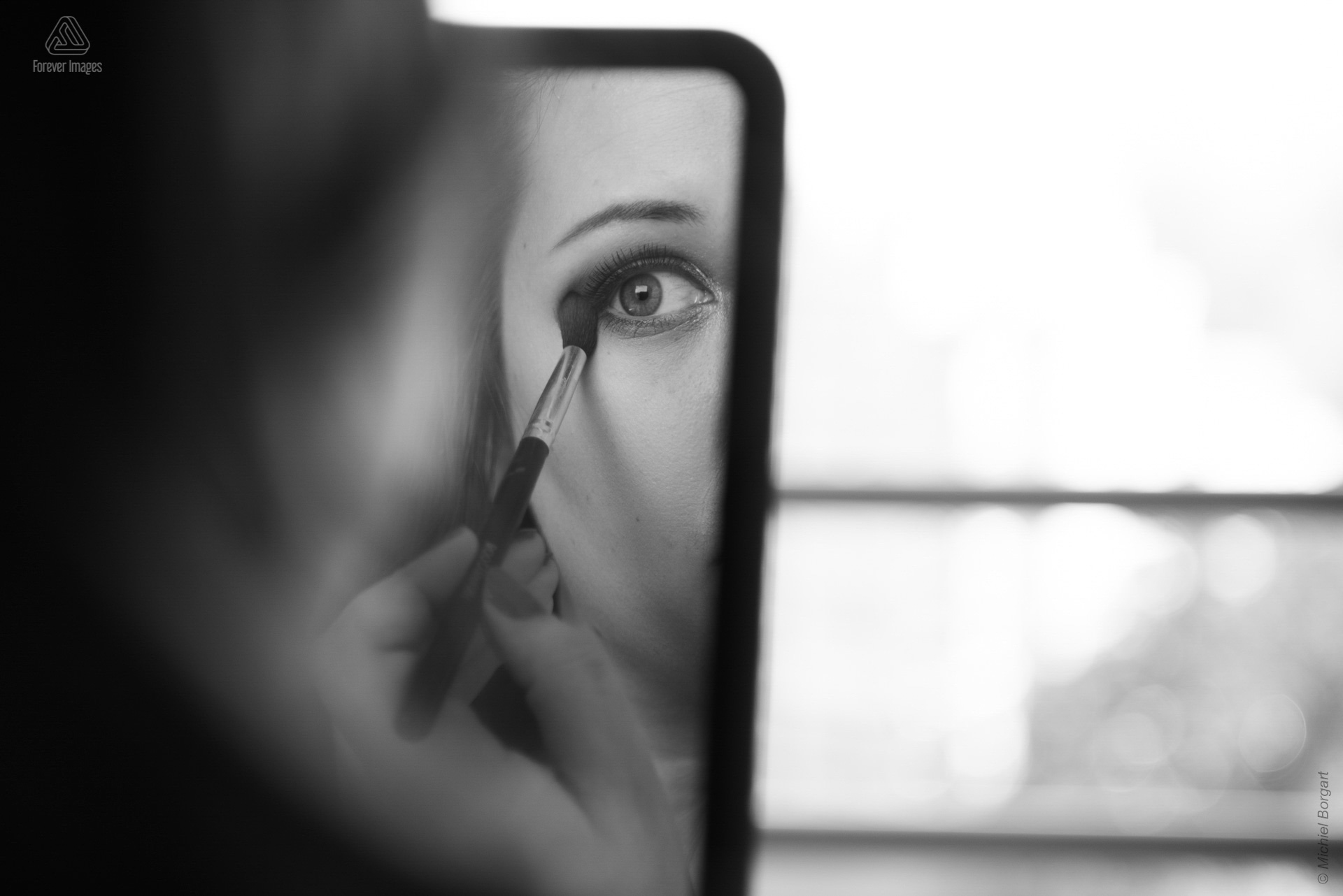 Bruidsfoto zwart-wit opmaken in spiegel | Bruidsfotograaf Michiel Borgart - Forever Images.