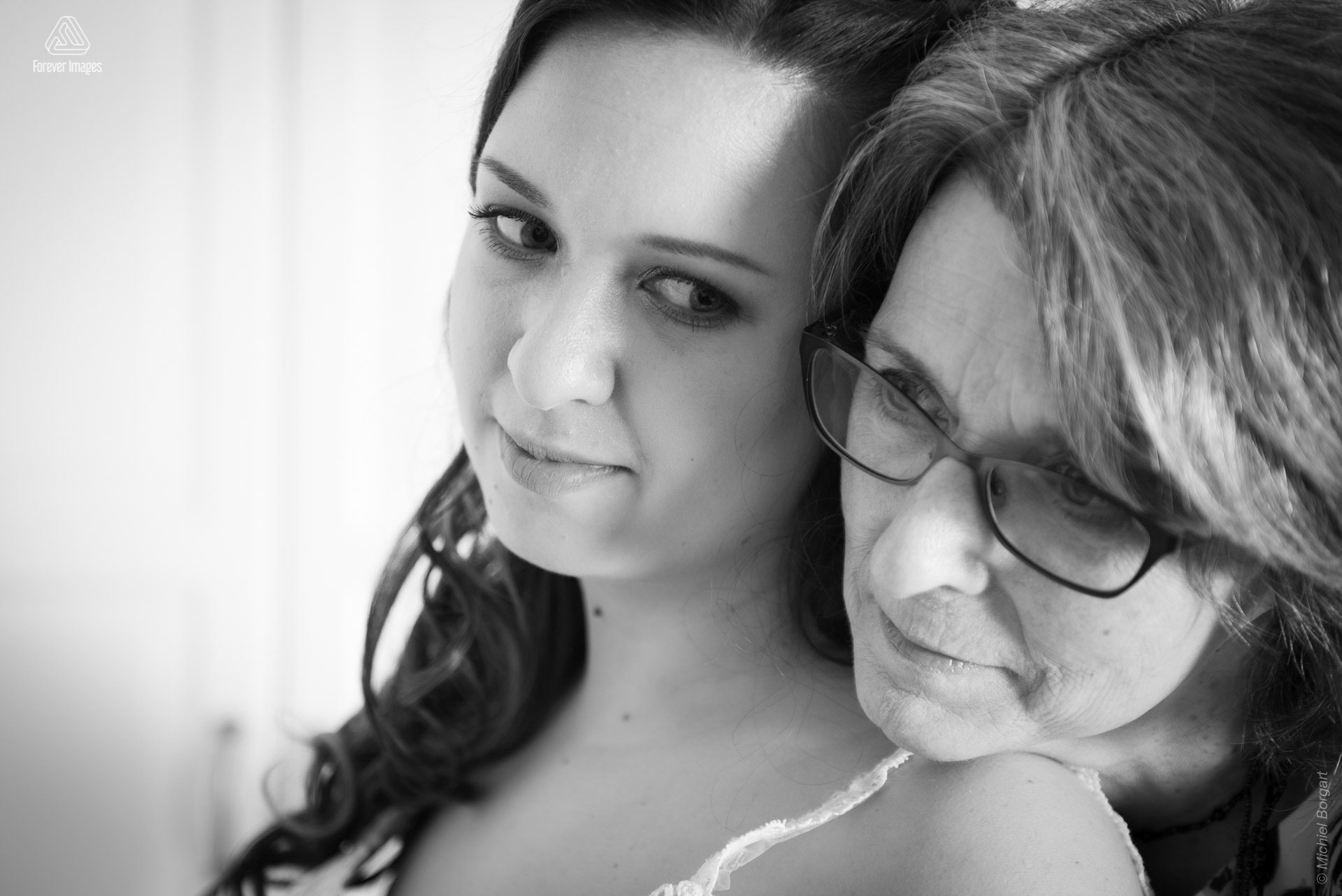 Bridal photo black and white B&W mother and daughter | Wedding Photographer Michiel Borgart - Forever Images.