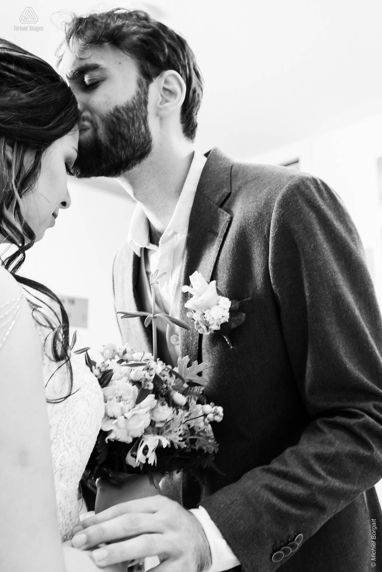 Bruidsfoto zwart-wit emotionele ontmoeting bruidspaar | Bruidsfotograaf Michiel Borgart - Forever Images.