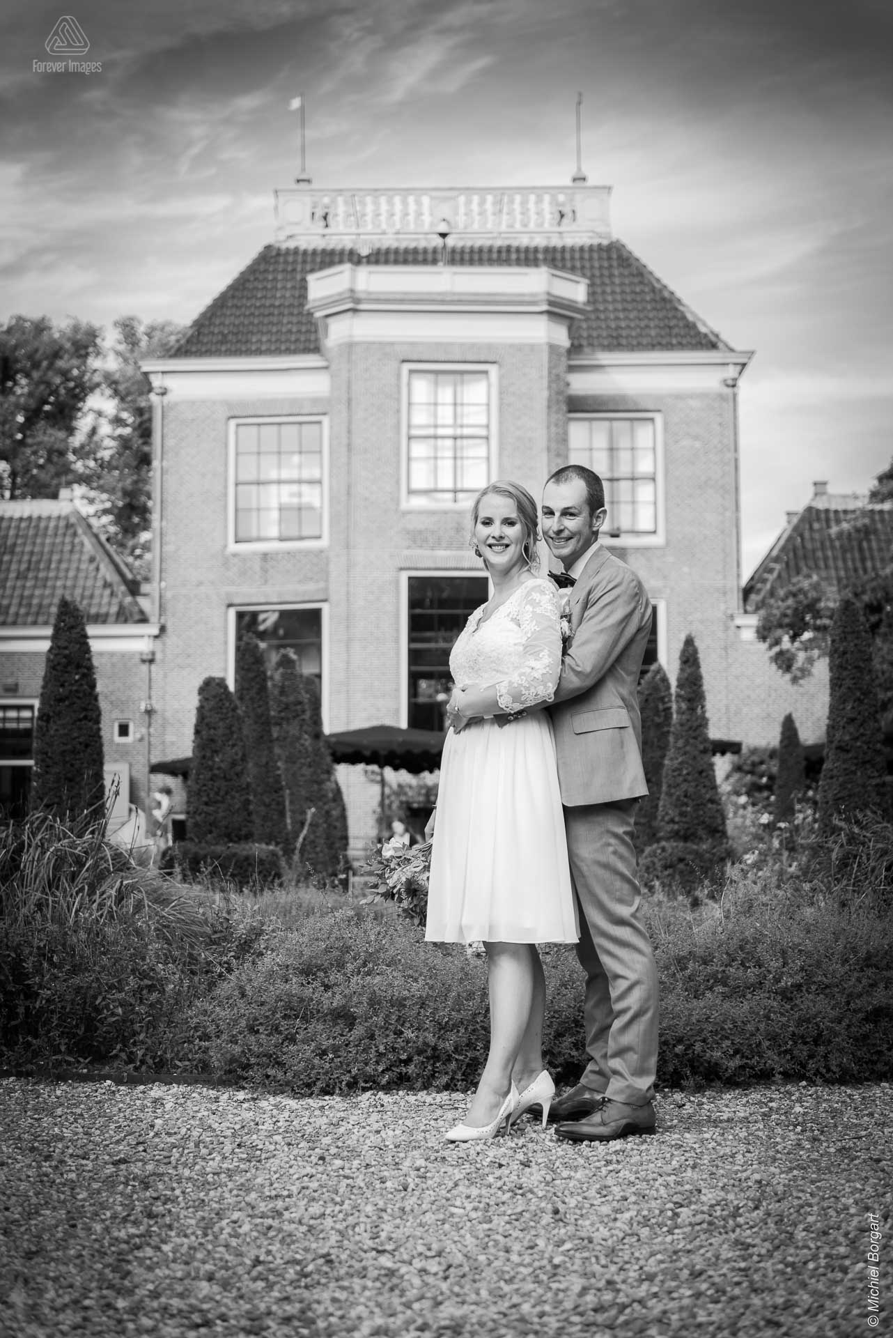Bruidsfoto in zwart-wit bruidspaar in de tuin van Huize Frankendael Amsterdam | Bart Eefje | Bruidsfotograaf Michiel Borgart - Forever Images.