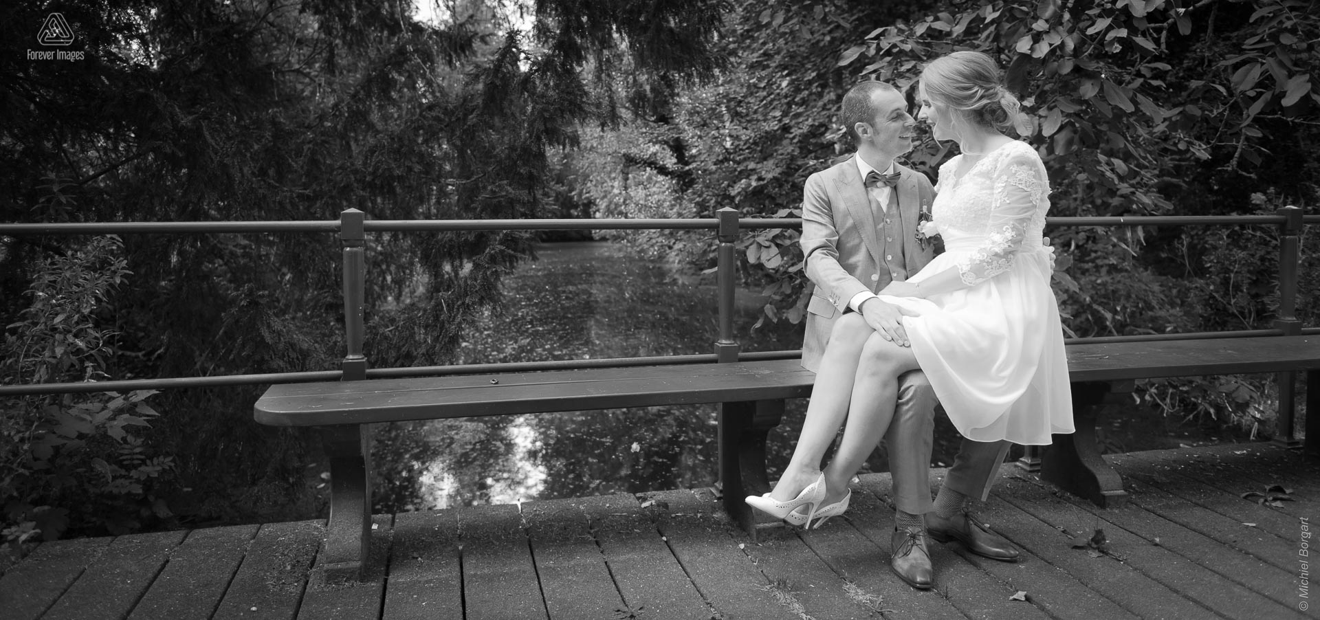 Bridal photo black and white B&W bride sits garden of Huize Frankendael Amsterdam | Bart Eefje | Wedding Photographer Michiel Borgart - Forever Images.