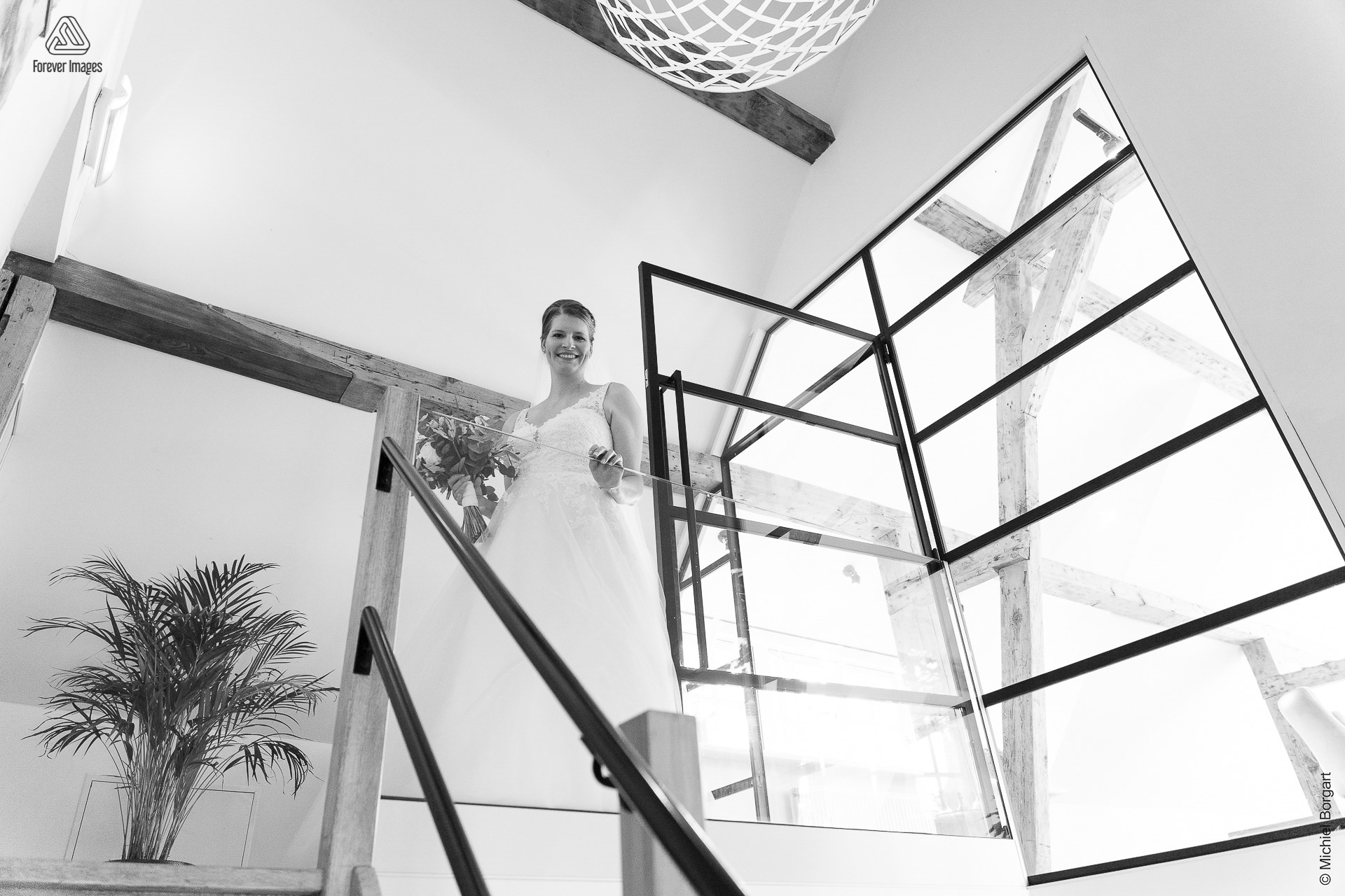 Bruidsfoto zwart-wit klaar voor de bruiloft | Aaron Emmy Kloosterhoeve | Bruidsfotograaf Michiel Borgart - Forever Images.