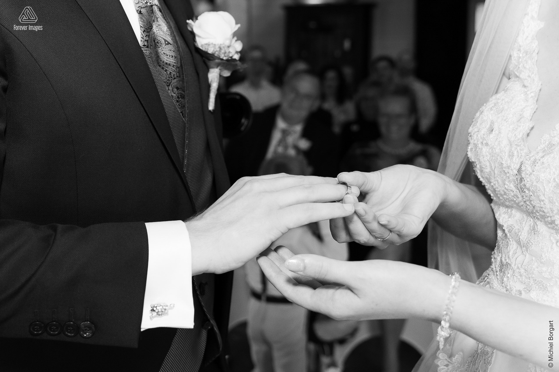 Bruidsfoto zwart-wit zij doet hem haar ring om | Aaron Emmy Kloosterhoeve | Bruidsfotograaf Michiel Borgart - Forever Images.
