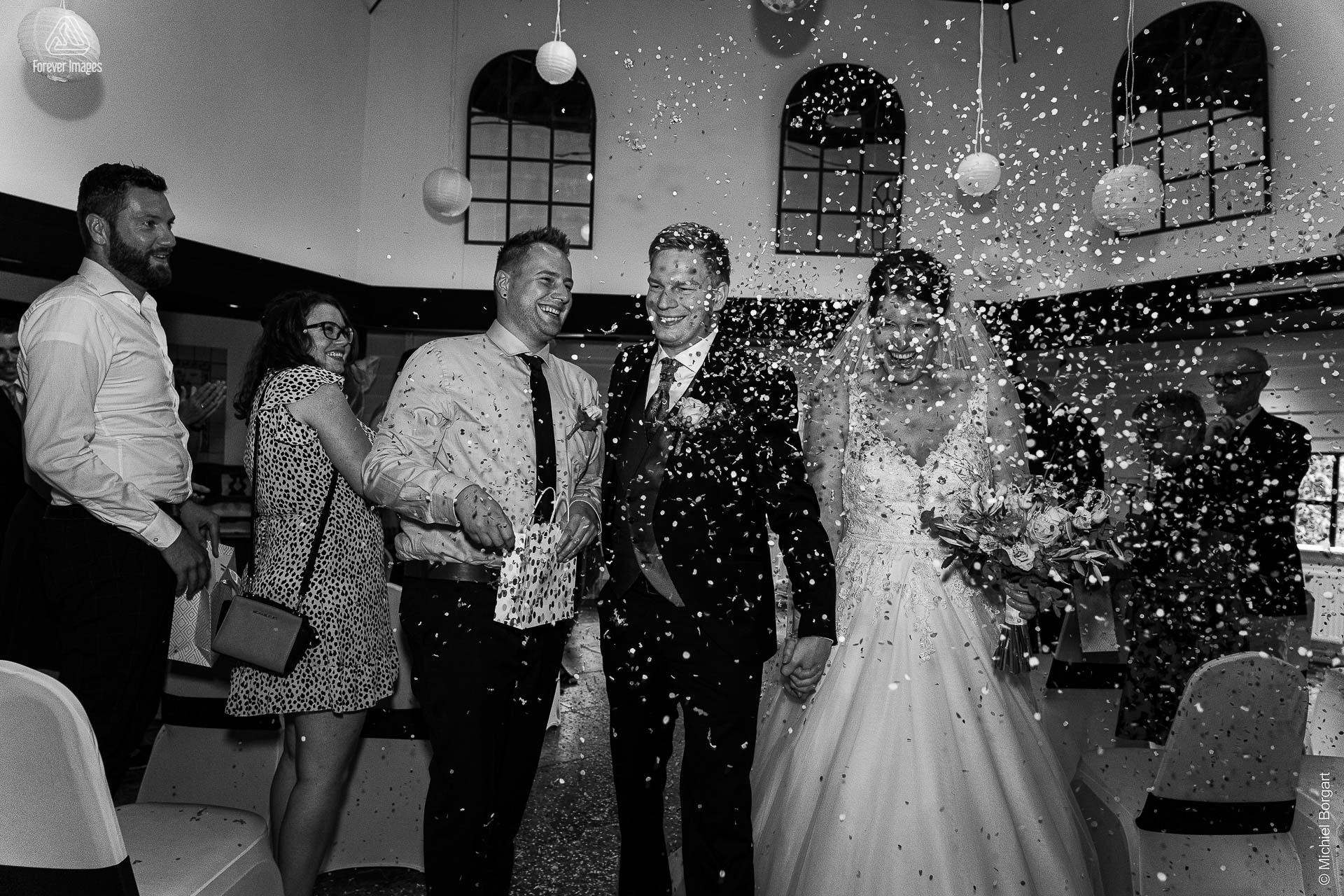 Bruidsfoto zwart-wit getrouwd met confetti | Aaron Emmy Kloosterhoeve | Bruidsfotograaf Michiel Borgart - Forever Images.