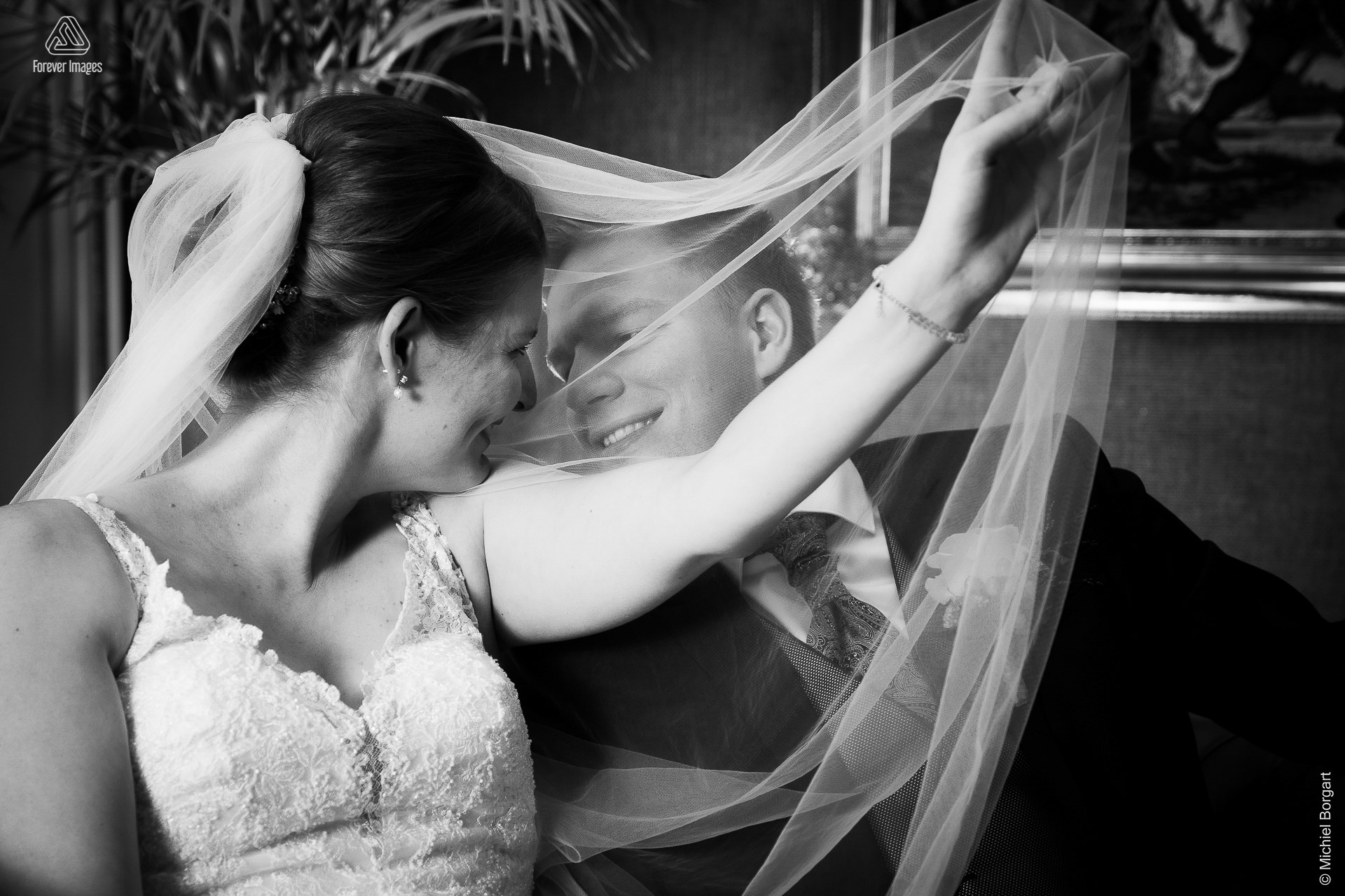 Bruidsfoto zwart-wit net wel net niet | Aaron Emmy Kloosterhoeve | Bruidsfotograaf Michiel Borgart - Forever Images.