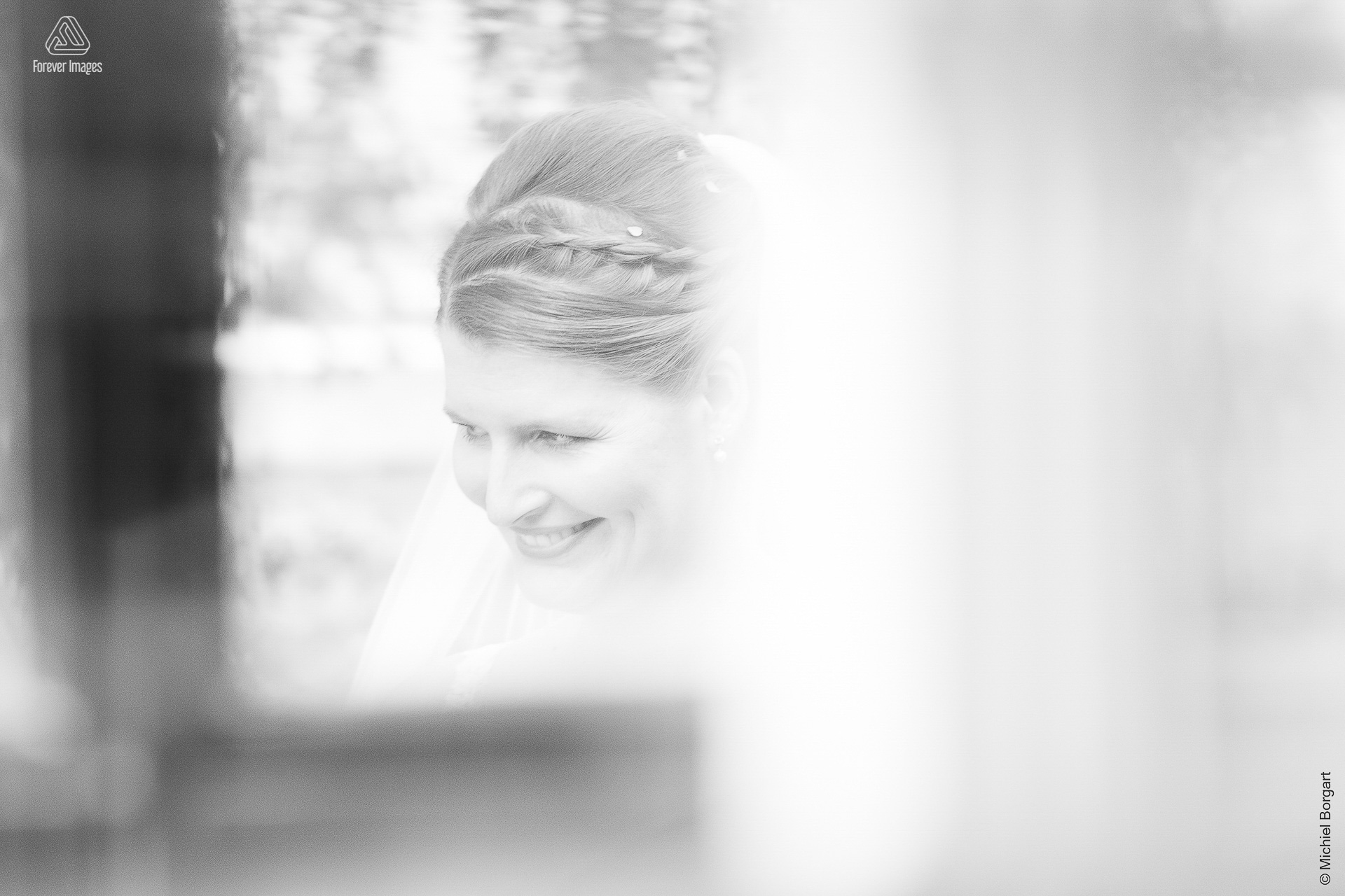 Bruidsfoto zwart-wit net getrouwd niet te geloven | Aaron Emmy Kloosterhoeve | Bruidsfotograaf Michiel Borgart - Forever Images.
