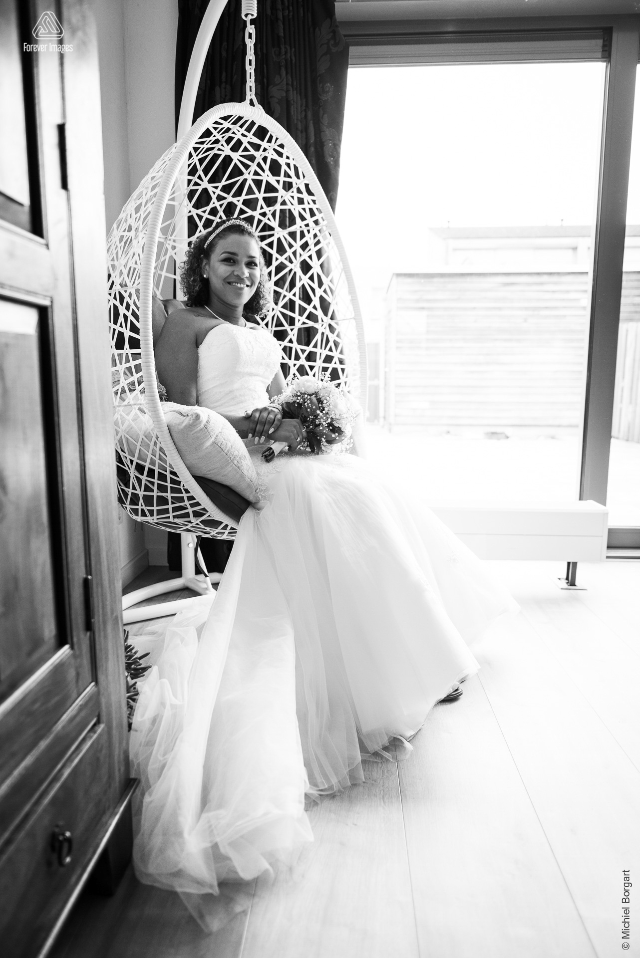 Bruidsfoto zwart-wit knus en schoonheid | Kamiel Elseric | Bruidsfotograaf Michiel Borgart - Forever Images.