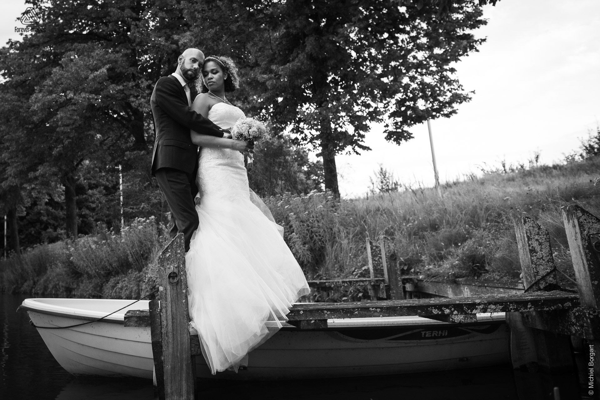 Bruidsfoto zwart-wit naast het huwelijksbootje | Kamiel Elseric | Bruidsfotograaf Michiel Borgart - Forever Images.