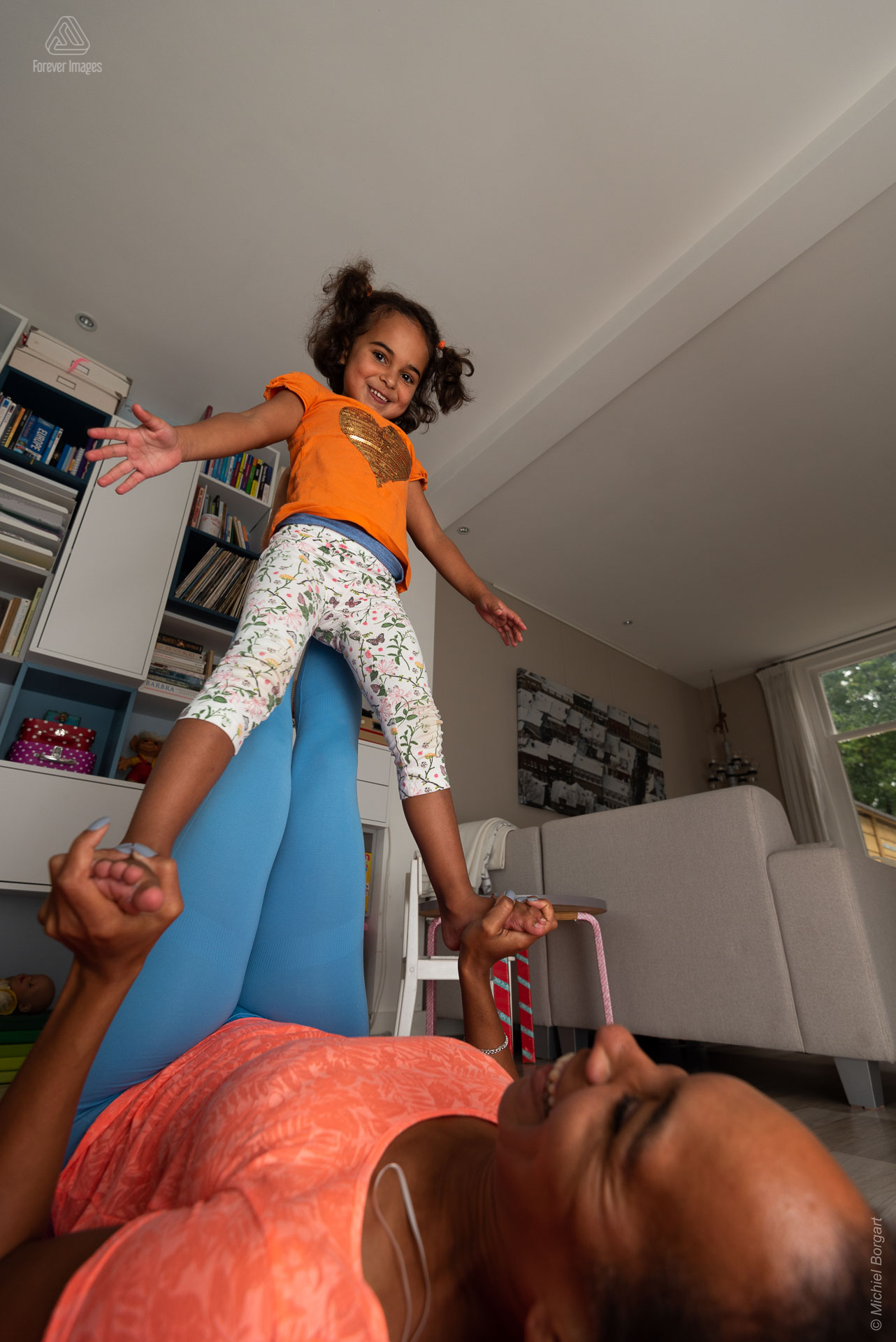 Portretfoto moeder en dochter acrobatiek staan | Portretfotograaf Michiel Borgart - Forever Images.