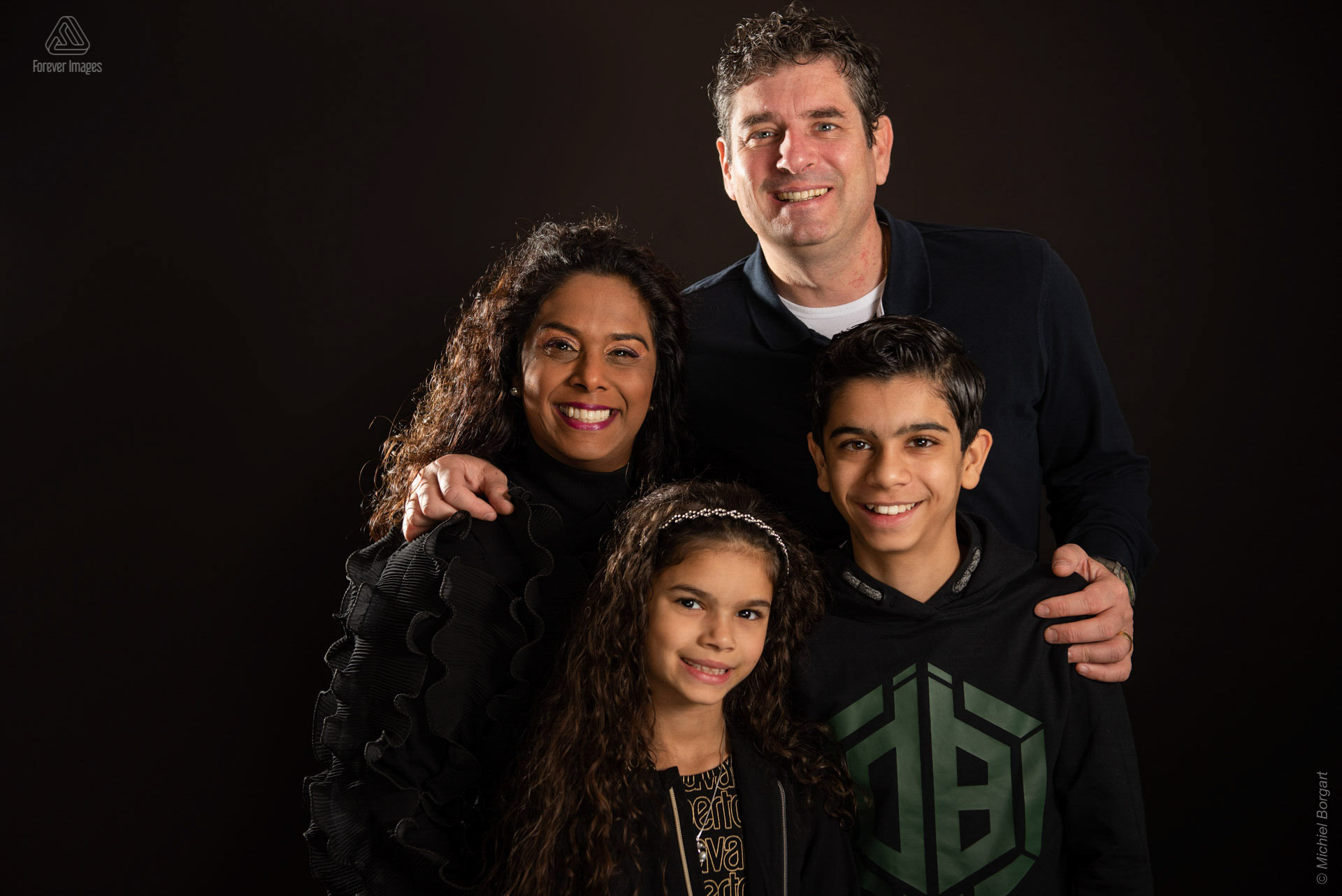Portretfoto Familieportret zwarte achtergrond | Sandy Mischa Chhaya Noam Grishaver | Portretfotograaf Michiel Borgart - Forever Images.