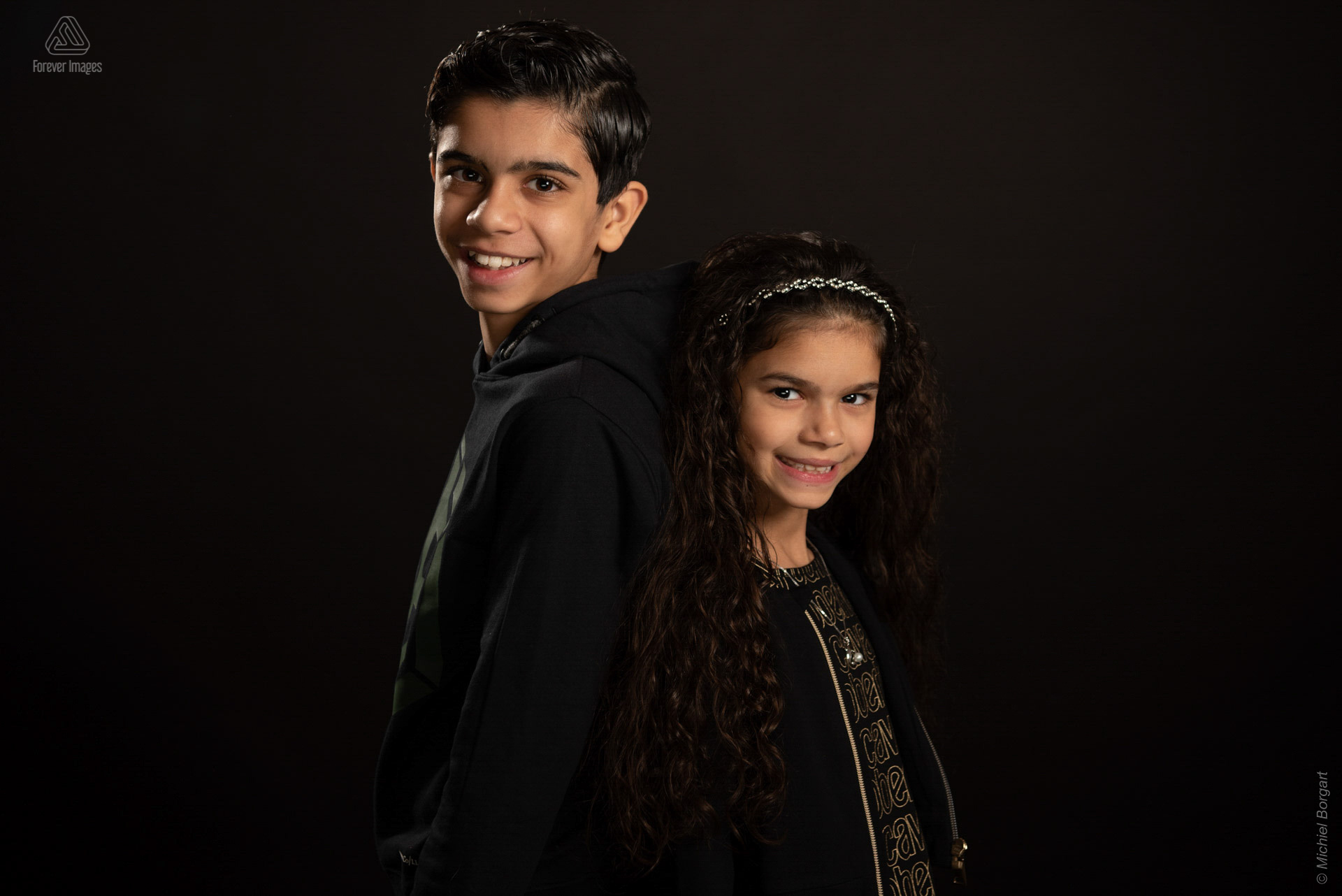 Portrait photo childern brother and sister back to back | Chhaya Noam Grishaver | Portrait Photographer Michiel Borgart - Forever Images.