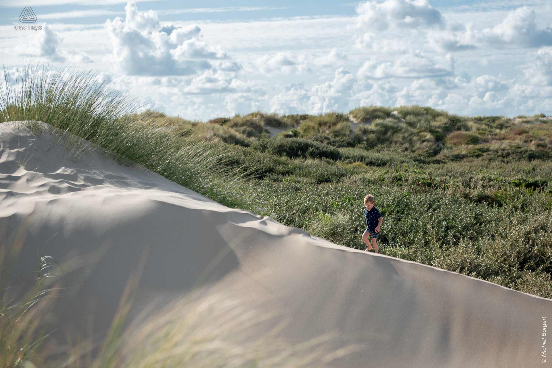 Child photo boy walks on dune | Elias IJmuiden Strand | Portrait Photographer Michiel Borgart - Forever Images.