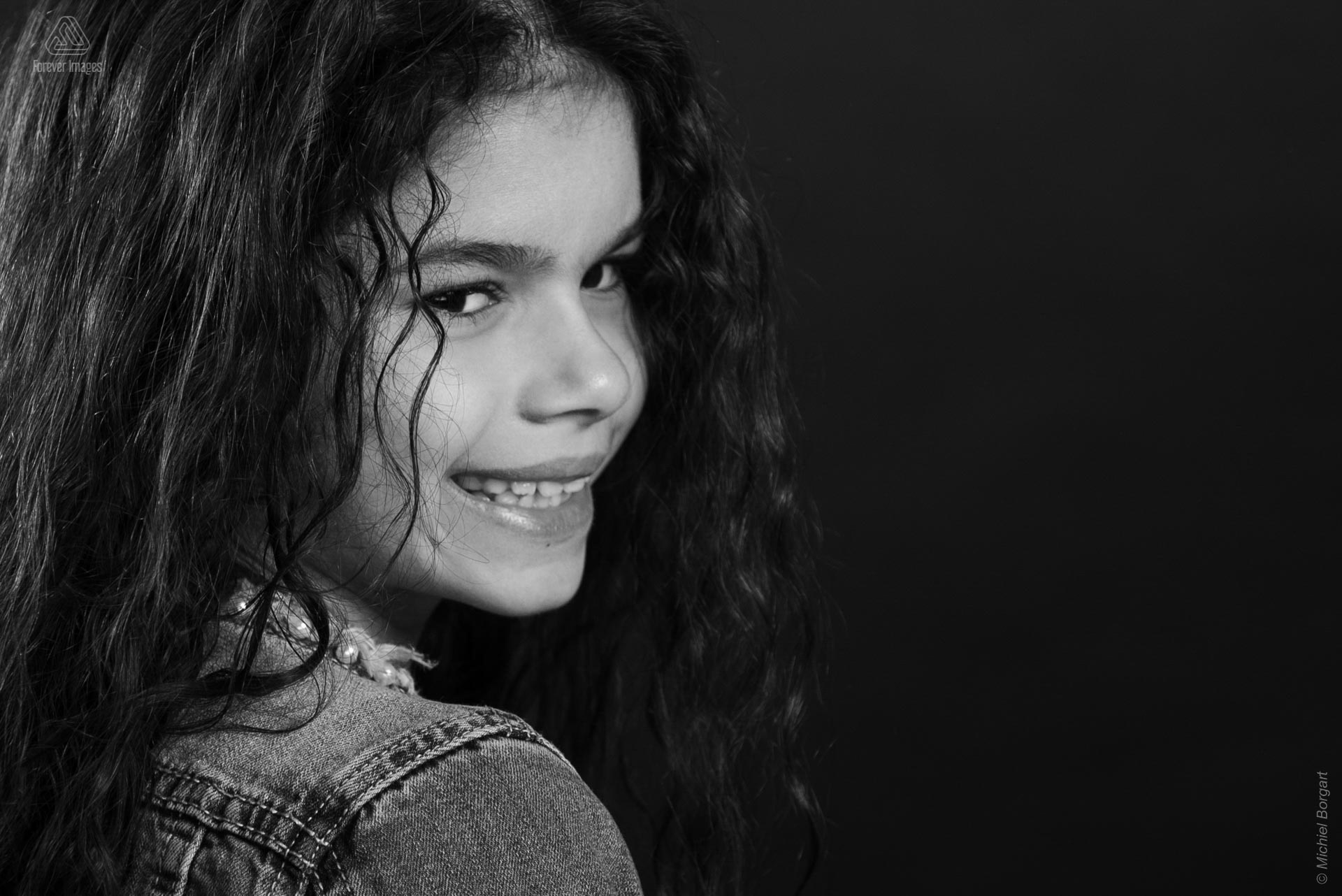 Portretfoto kinderfoto zwart-wit meisje mooie lach | Chhaya Grishaver | Portretfotograaf Michiel Borgart - Forever Images.