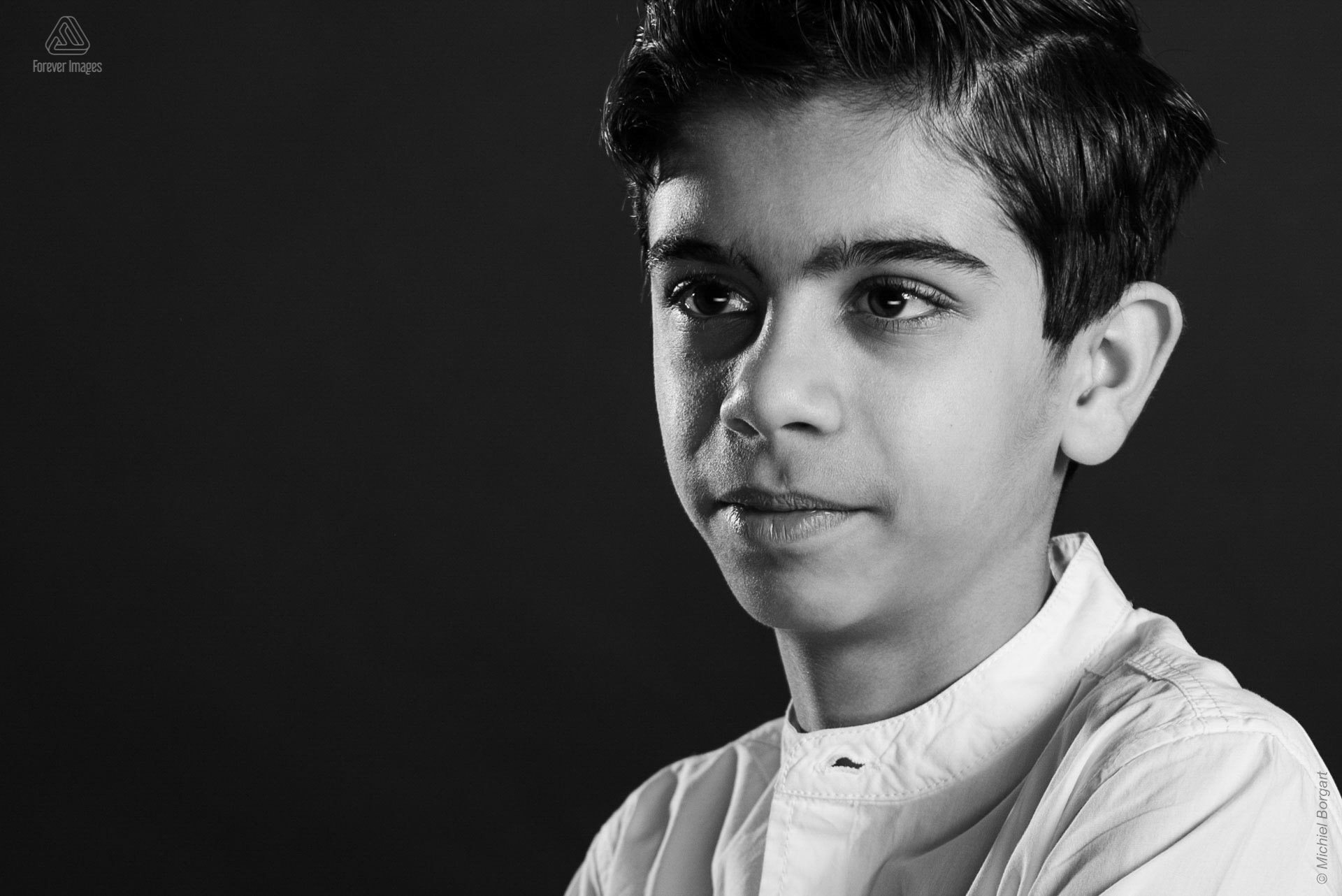 Portretfoto kinderfoto zwart-wit jonge vredige blik | Noam Grishaver | Portretfotograaf Michiel Borgart - Forever Images.