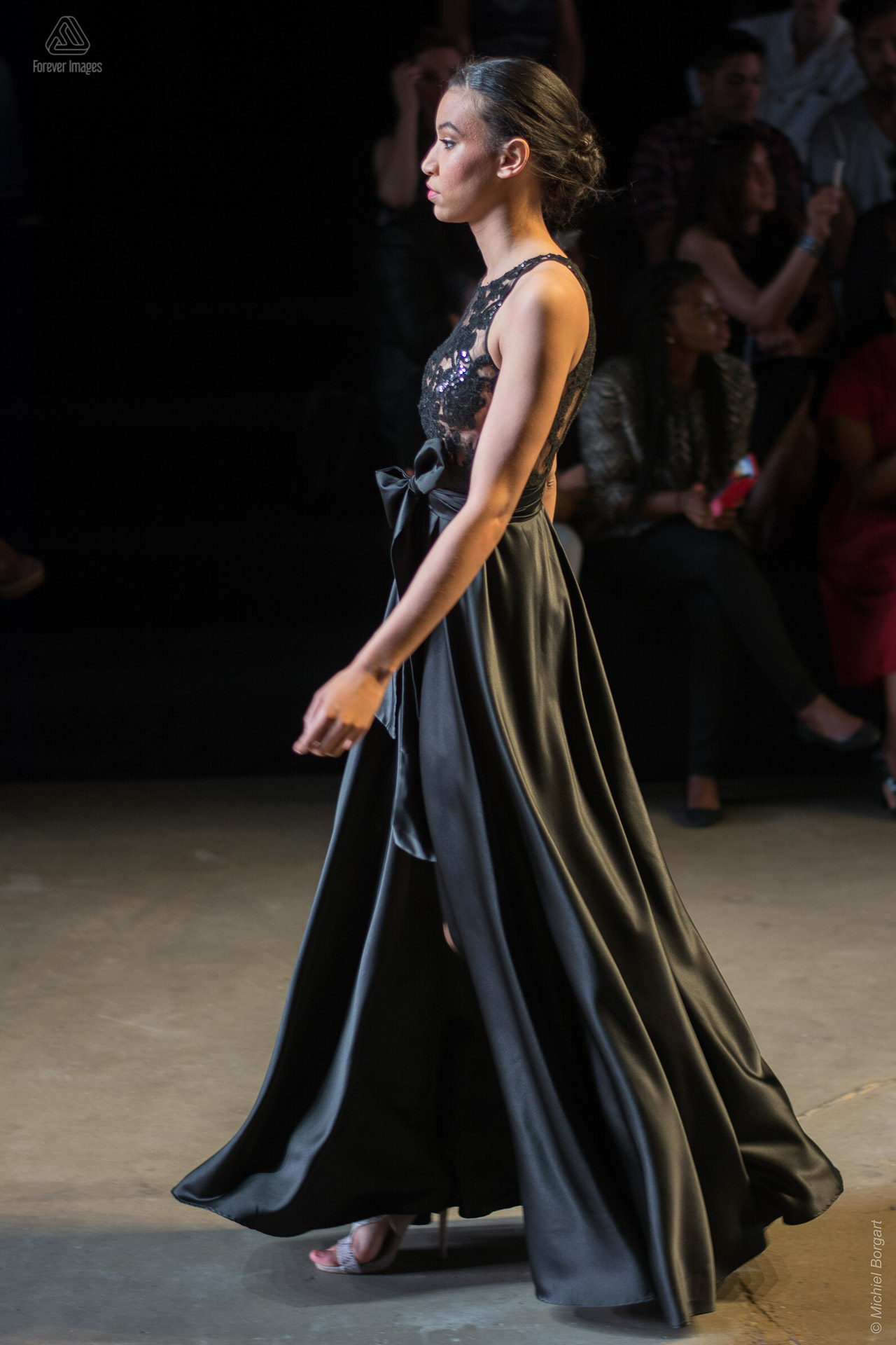 Fashionfoto fashionfoto model in zwarte jurk tijdens de Amsterdam Fashion Week | Fashionfotograaf Michiel Borgart - Forever Images.