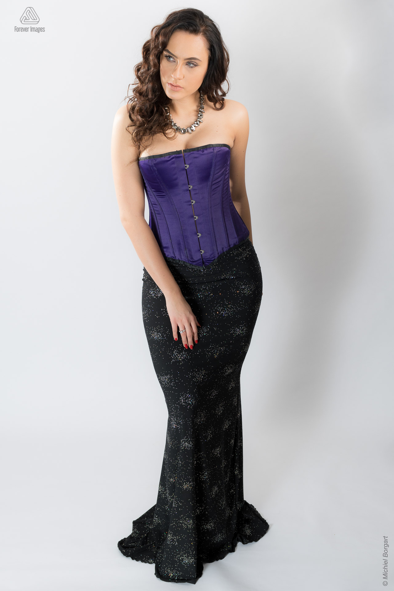 Fashion purple corset skirt black | Judith de Wilde de Ligny Miss Eco Netherlands Vicky Foundation | Fashion Photographer Michiel Borgart - Forever Images.