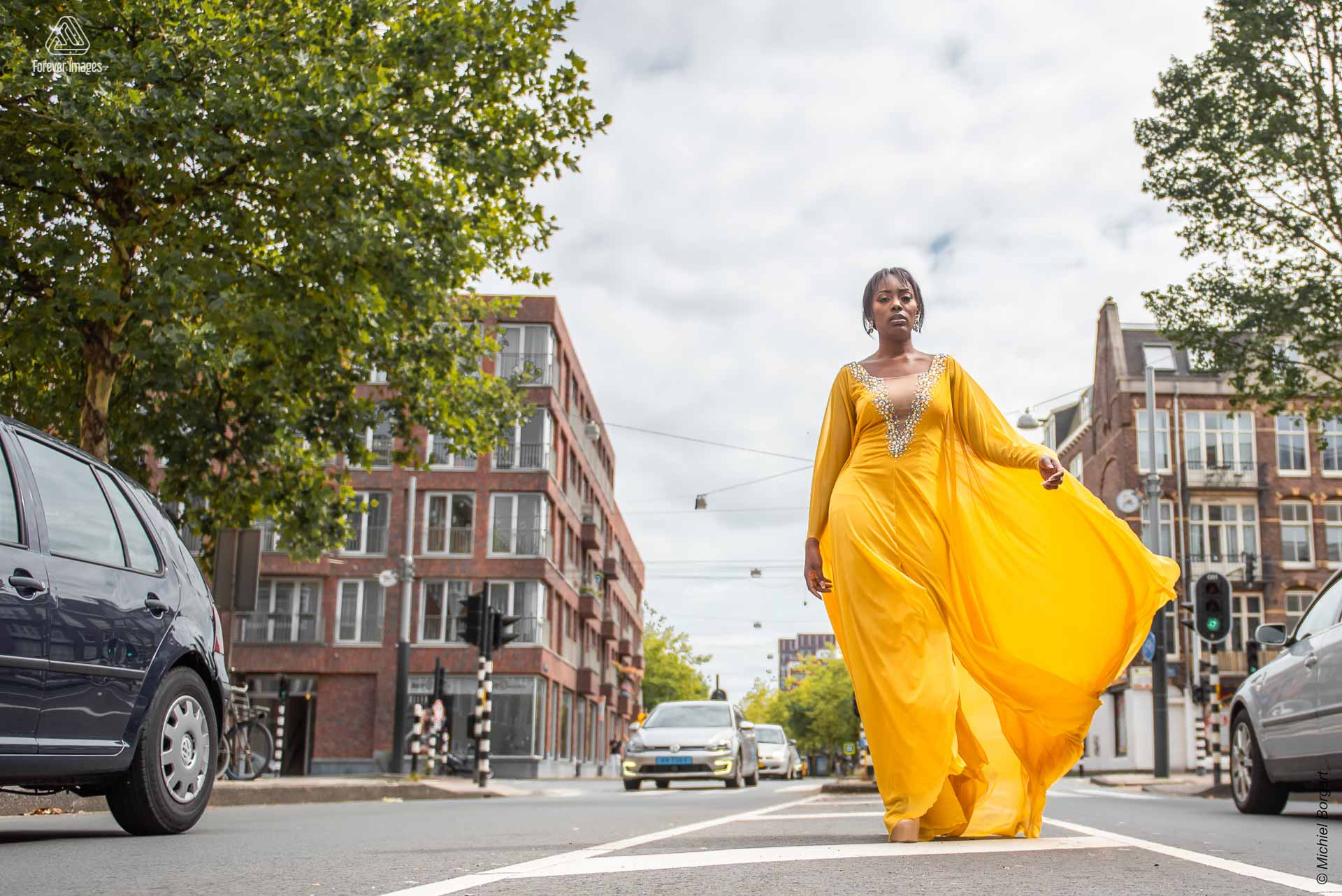Fashion photo urben shoot yellow dress car Amsterdam | Mariana Pietersz David Cardenas Miss Avantgarde | Fashion Photographer Michiel Borgart - Forever Images.