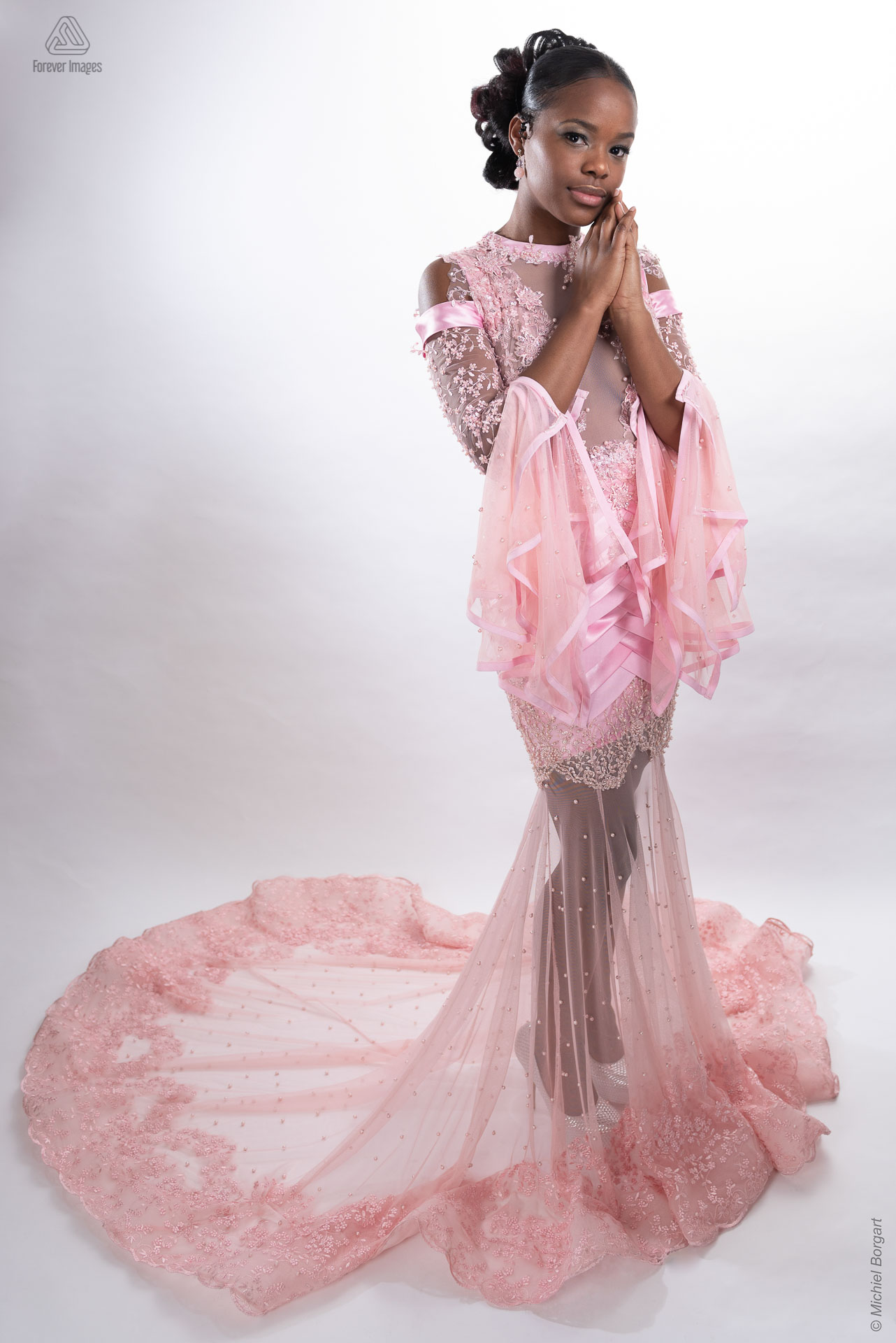 Fashionfoto roze jurk totaal | Mariangel Dolorita Miss Reina Seu Ronald Rizzo Piu Colore | Fashionfotograaf Michiel Borgart - Forever Images.