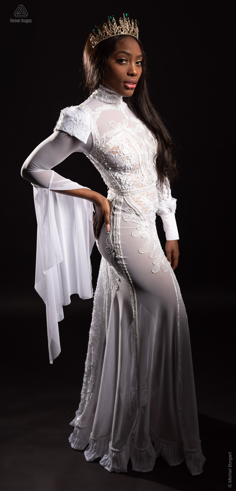 Fashionfoto witte jurk totaal kroon hand in zij | Mariana Pietersz Miss Avantgarde Ronald Rizzo Piu Colore | Fashionfotograaf Michiel Borgart - Forever Images.