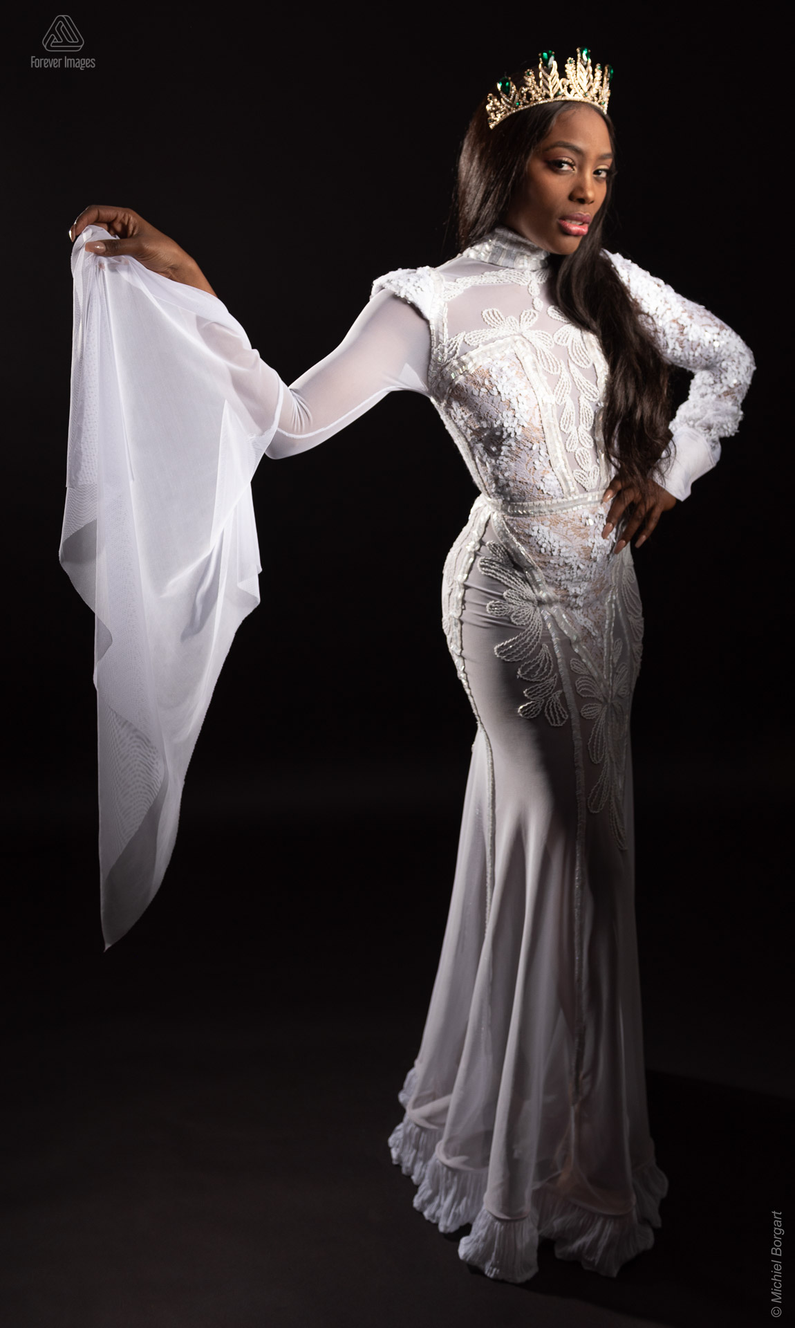 Fashionfoto witte jurk totaal kroon hand op zij | Mariana Pietersz Miss Avantgarde Ronald Rizzo Piu Colore | Fashionfotograaf Michiel Borgart - Forever Images.