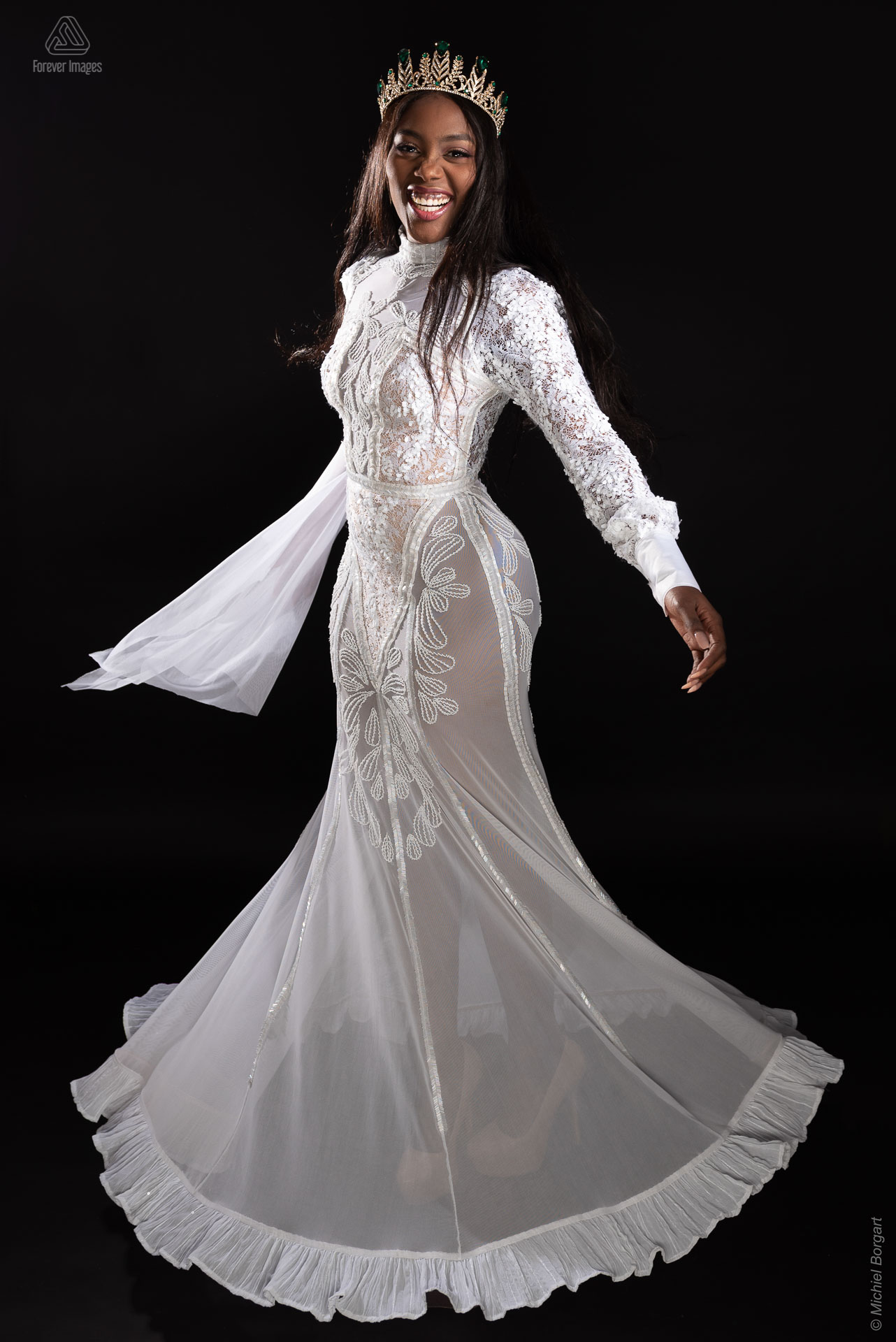 Fashionfoto witte jurk totaal met kroon draaiend | Mariana Pietersz Miss Avantgarde Ronald Rizzo Piu Colore | Fashionfotograaf Michiel Borgart - Forever Images.