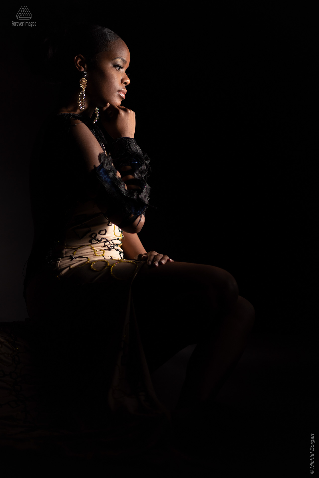 Fashionfoto beige zwarte jurk zittend | Mariangel Dolorita Miss Reina Seu Ronald Rizzo Piu Colore | Fashionfotograaf Michiel Borgart - Forever Images.