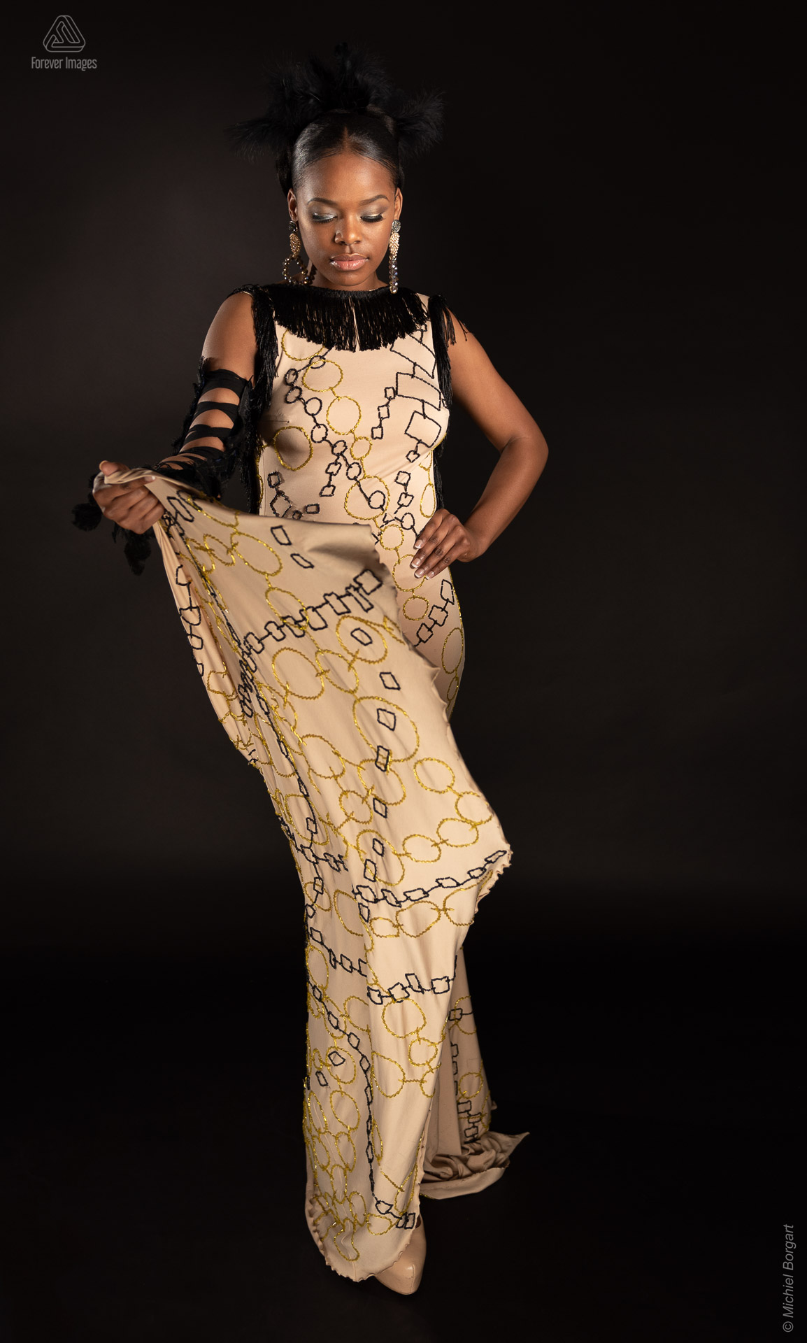 Fashionfoto beige zwarte jurk totaal beneden | Mariangel Dolorita Miss Reina Seu Ronald Rizzo Piu Colore | Fashionfotograaf Michiel Borgart - Forever Images.