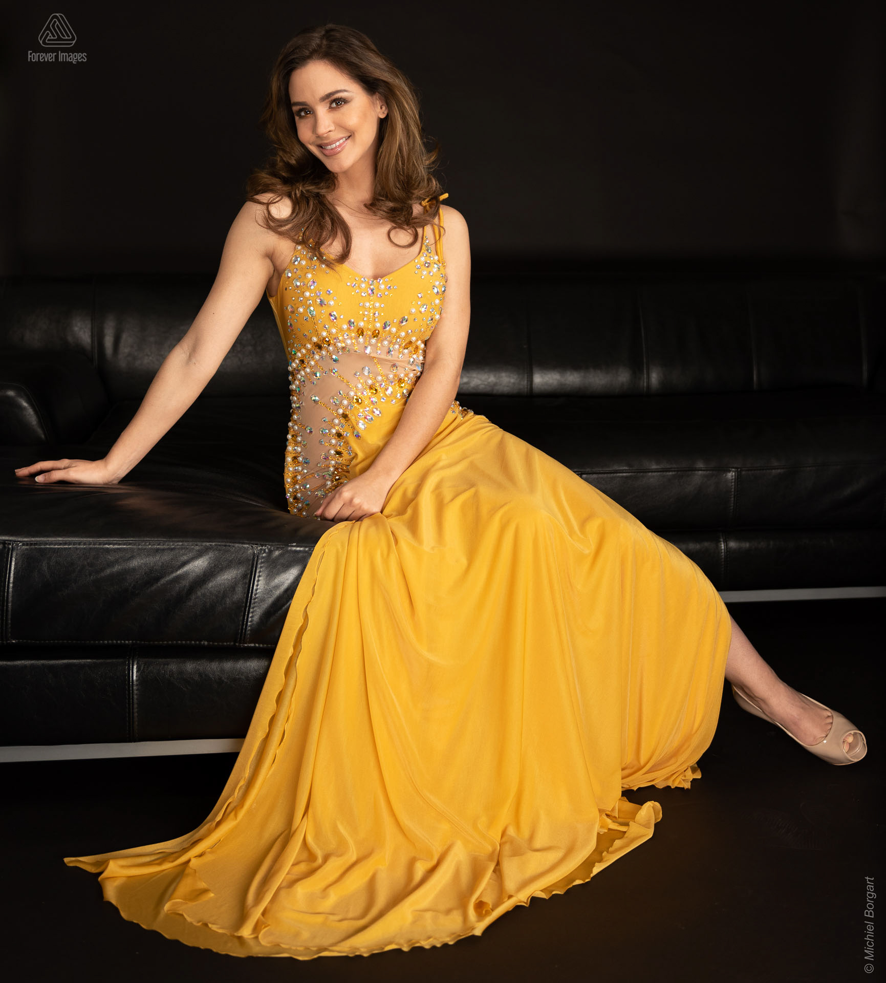 Fashionfoto gele jurk mooie lach | Nathalie den Dekker Miss Universe World Netherlands International | Fashionfotograaf Michiel Borgart - Forever Images.