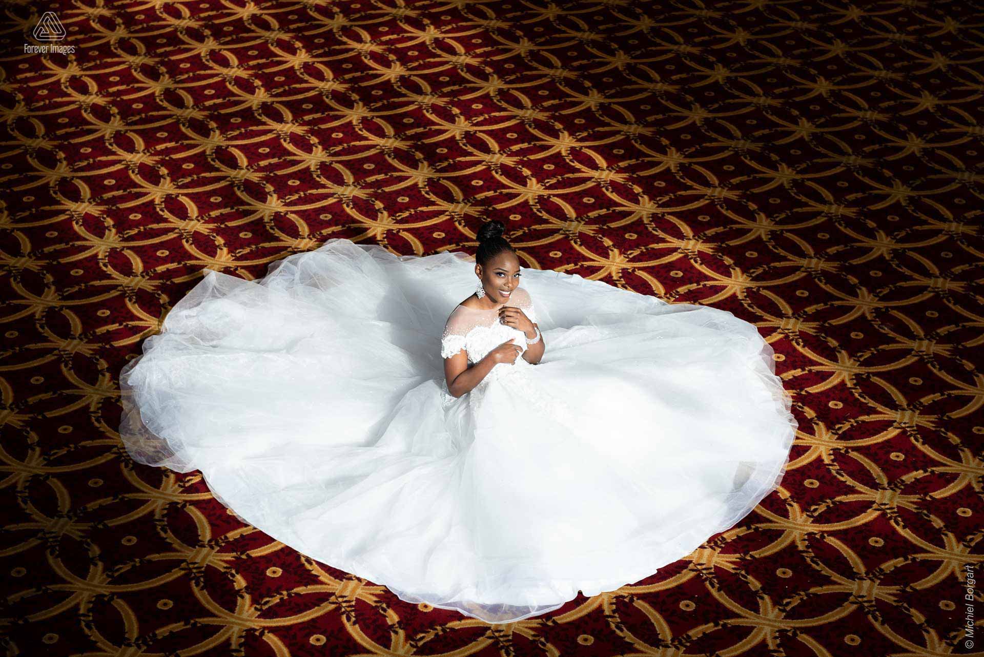 Fashionfoto bruidsjurk zittend op de grond | Mariana Pietersz Duc Nguyen Koepelkerk Amsterdam | Fashionfotograaf Michiel Borgart - Forever Images.