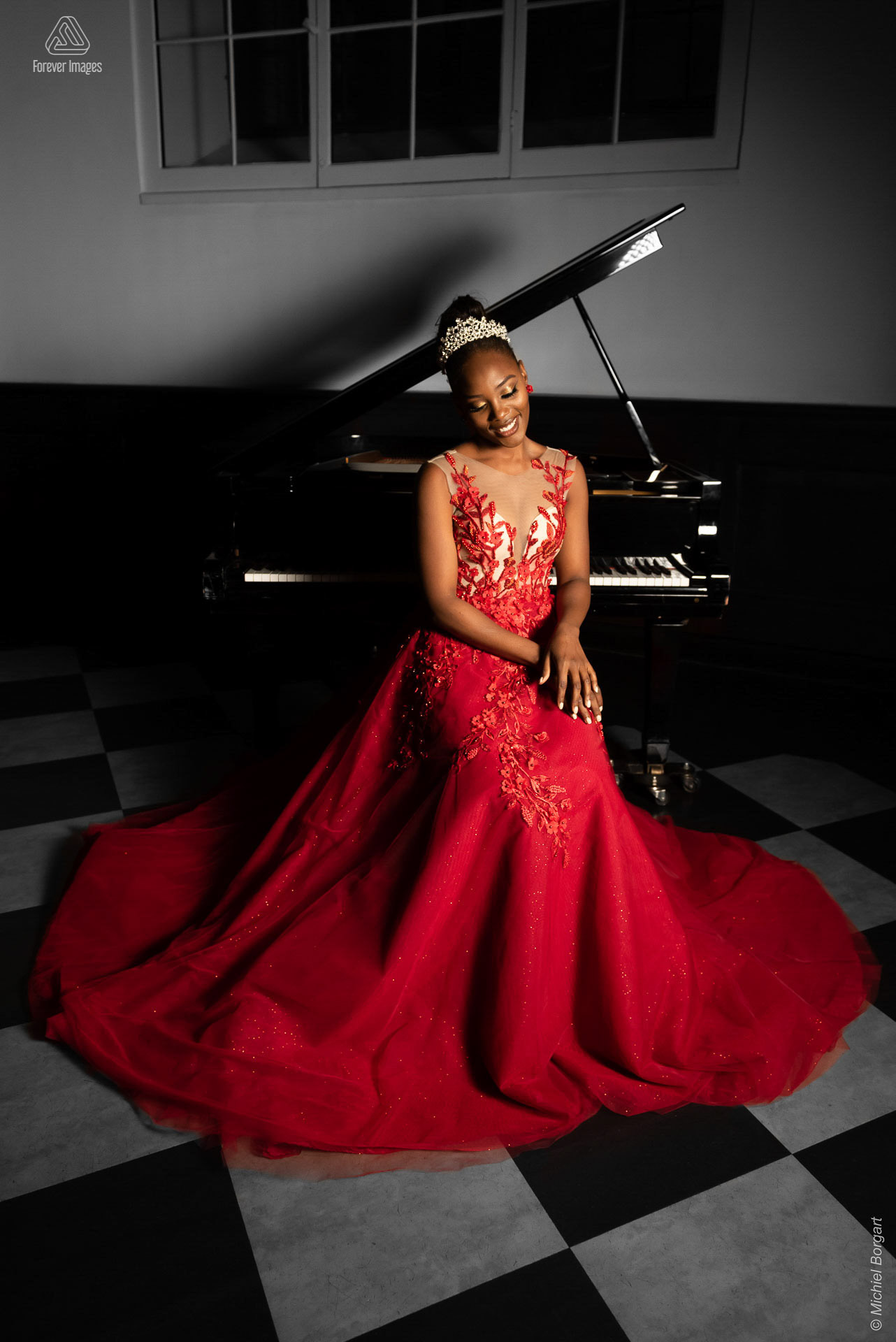 Fashionfoto galajurk rood aan piano lachend | Mariana Pietersz Duc Nguyen Koepelkerk Amsterdam | Fashionfotograaf Michiel Borgart - Forever Images.