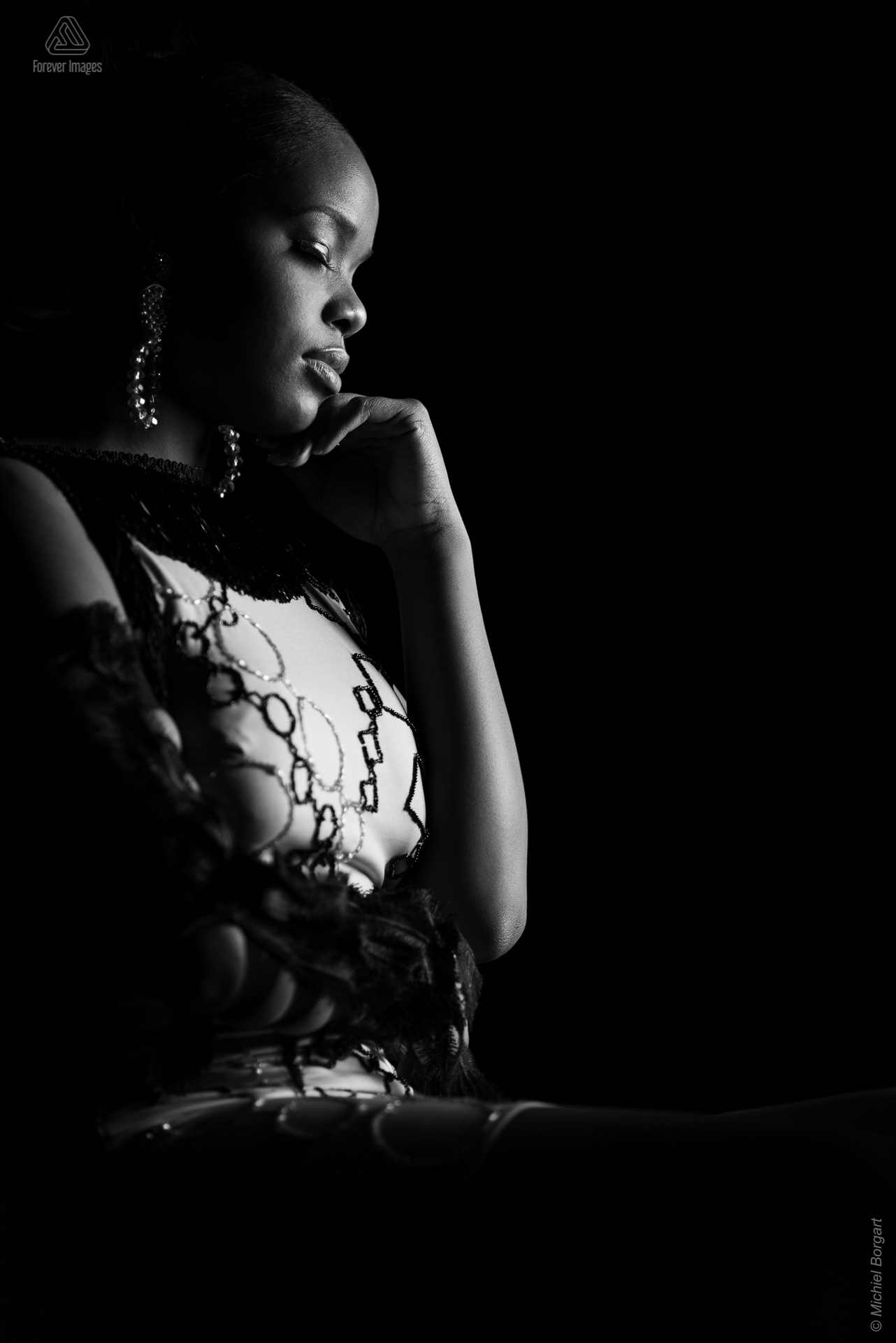 Fashionfoto zwart-wit low key | Mariangel Dolorita Miss Reina Seu Ronald Rizzo Piu Colore | Fashionfotograaf Michiel Borgart - Forever Images.