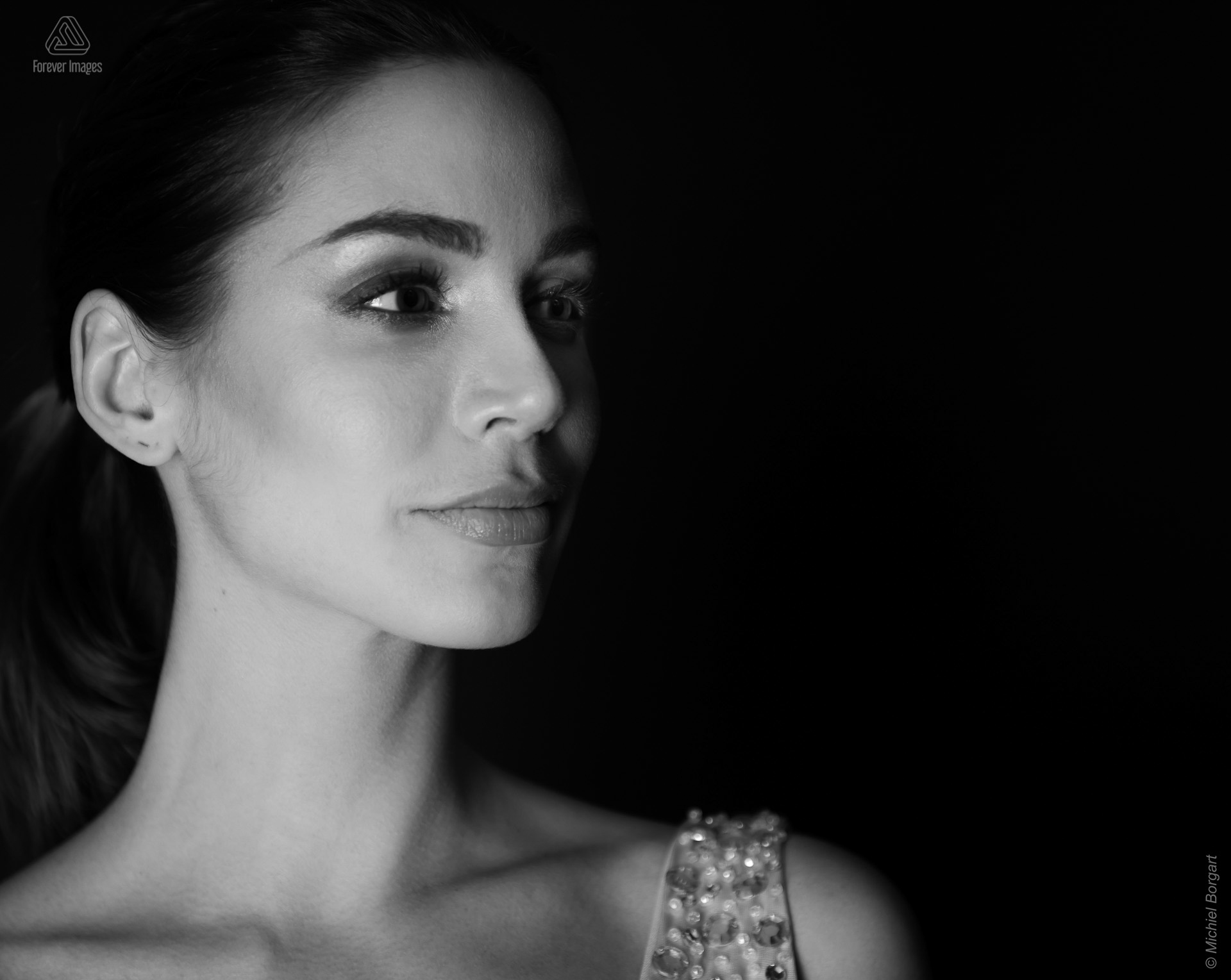 Fashionfoto zwart-wit krachige blik | Nathalie den Dekker Miss Universe World Netherlands International | Fashionfotograaf Michiel Borgart - Forever Images.
