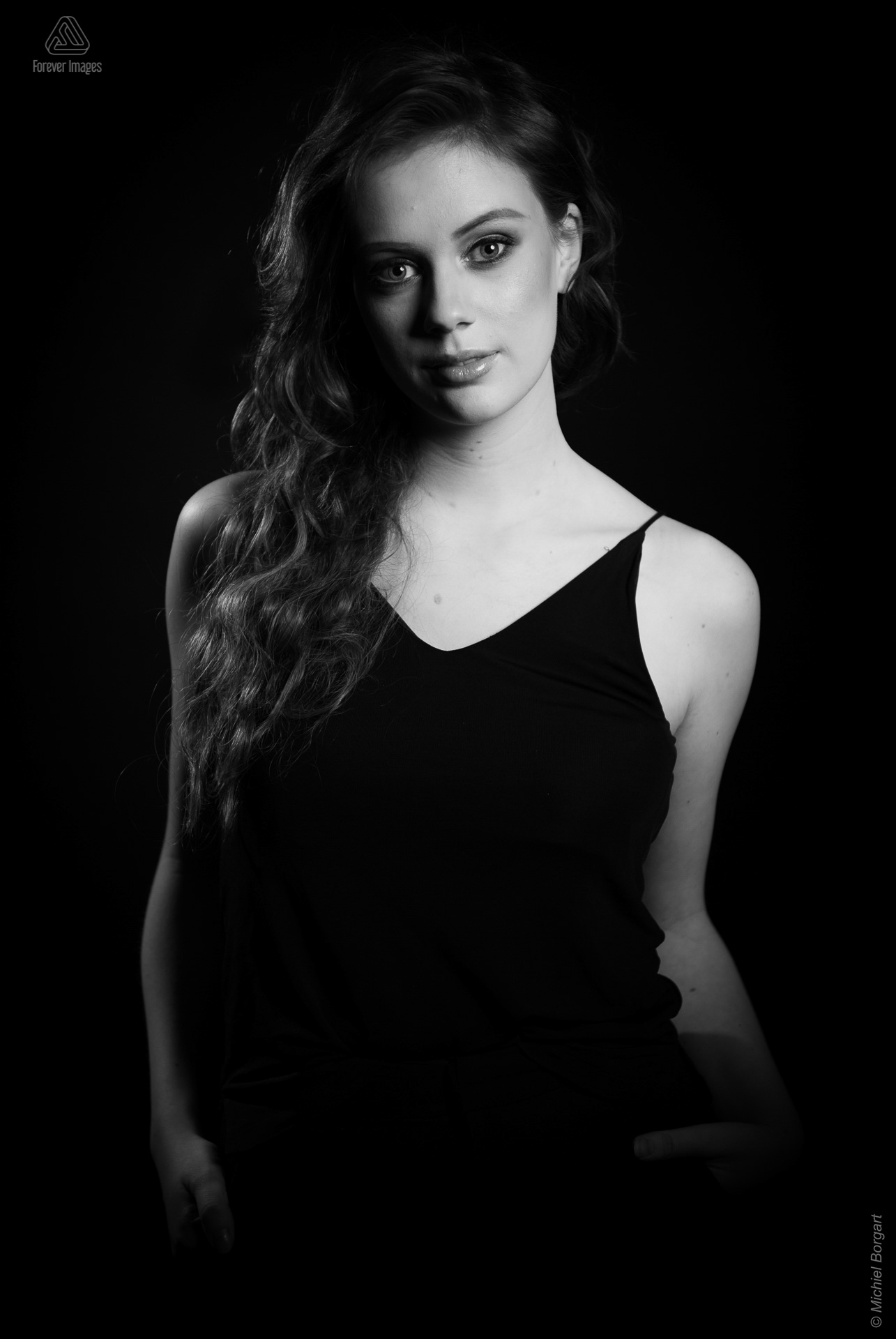Fashionfoto portretfoto zwart-wit low key camera kijkend | Roxanne Vleemink Miss Avantgarde David Cardenas | Fashionfotograaf Michiel Borgart - Forever Images.
