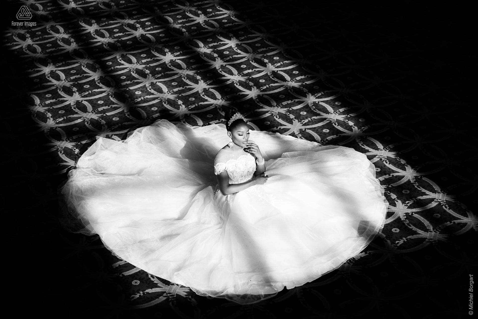 Fashionfoto zwart-wit bruidsjurk zittend grond zonlicht | Mariana Pietersz Duc Nguyen Koepelkerk Amsterdam | Fashionfotograaf Michiel Borgart - Forever Images.