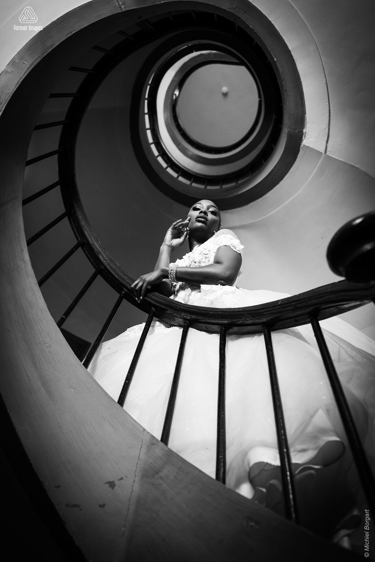 Fashionfoto zwart-wit bruidsjurk oude wenteltrap | Mariana Pietersz Duc Nguyen Koepelkerk Amsterdam | Fashionfotograaf Michiel Borgart - Forever Images.