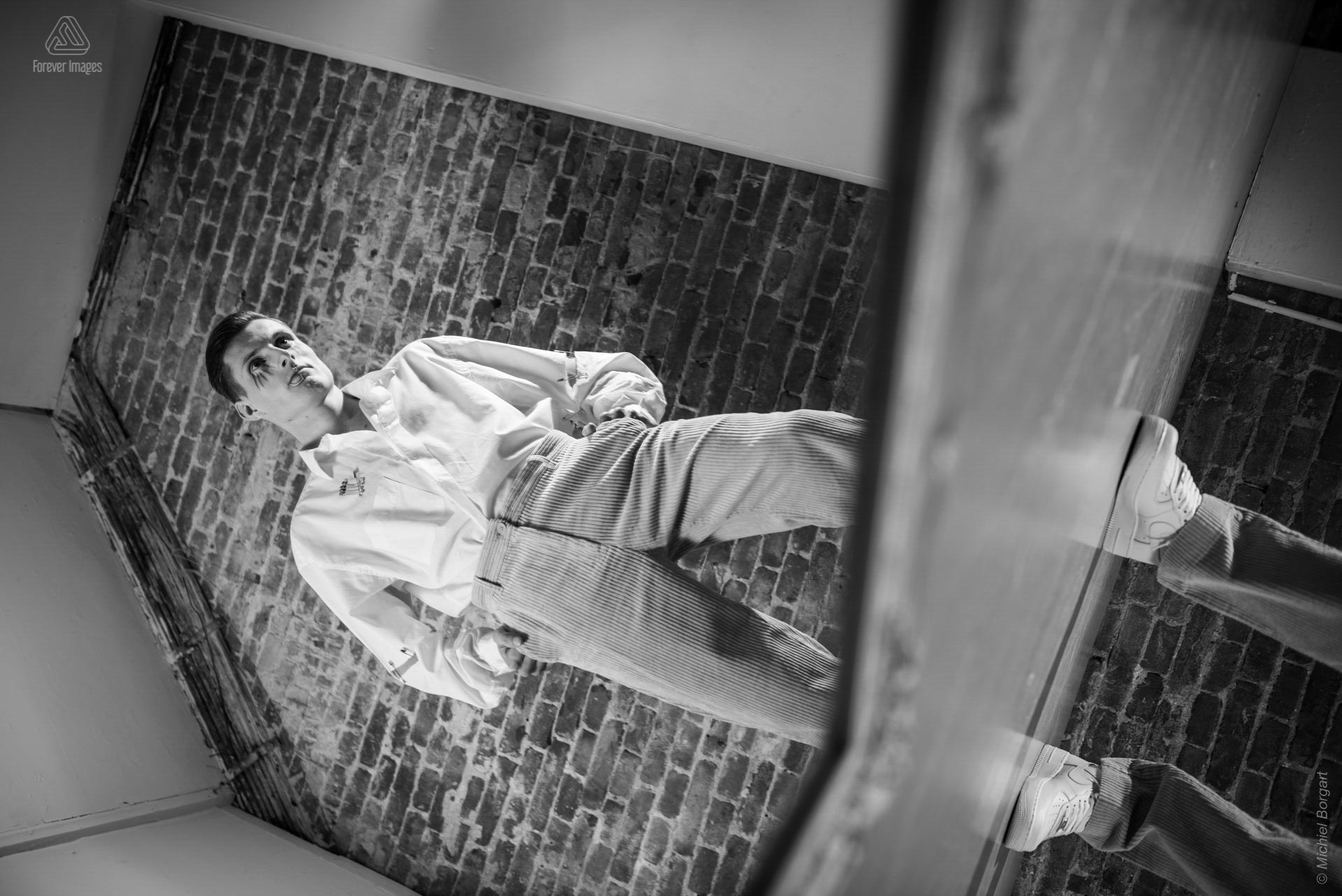 Portretfoto fashion zwart-wit in spiegel staand | Bryan Louter Francis Keesman Emma Heirbaut | Fashionfotograaf Michiel Borgart - Forever Images.