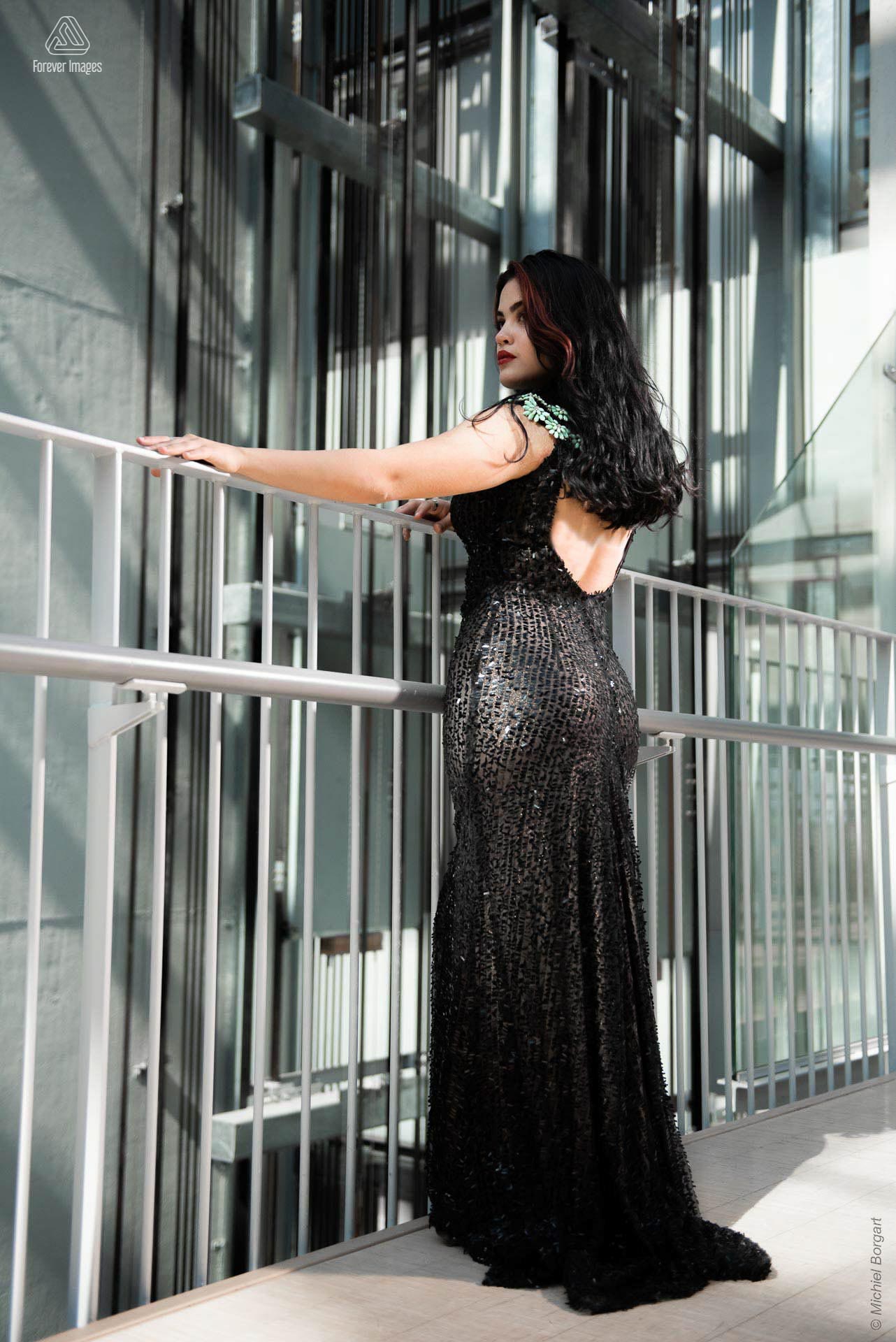 Fashionfoto glamour mooie dame bij open liftschacht zwarte jurk | Daphna Akkermans David Cardenas | Fashionfotograaf Michiel Borgart - Forever Images.