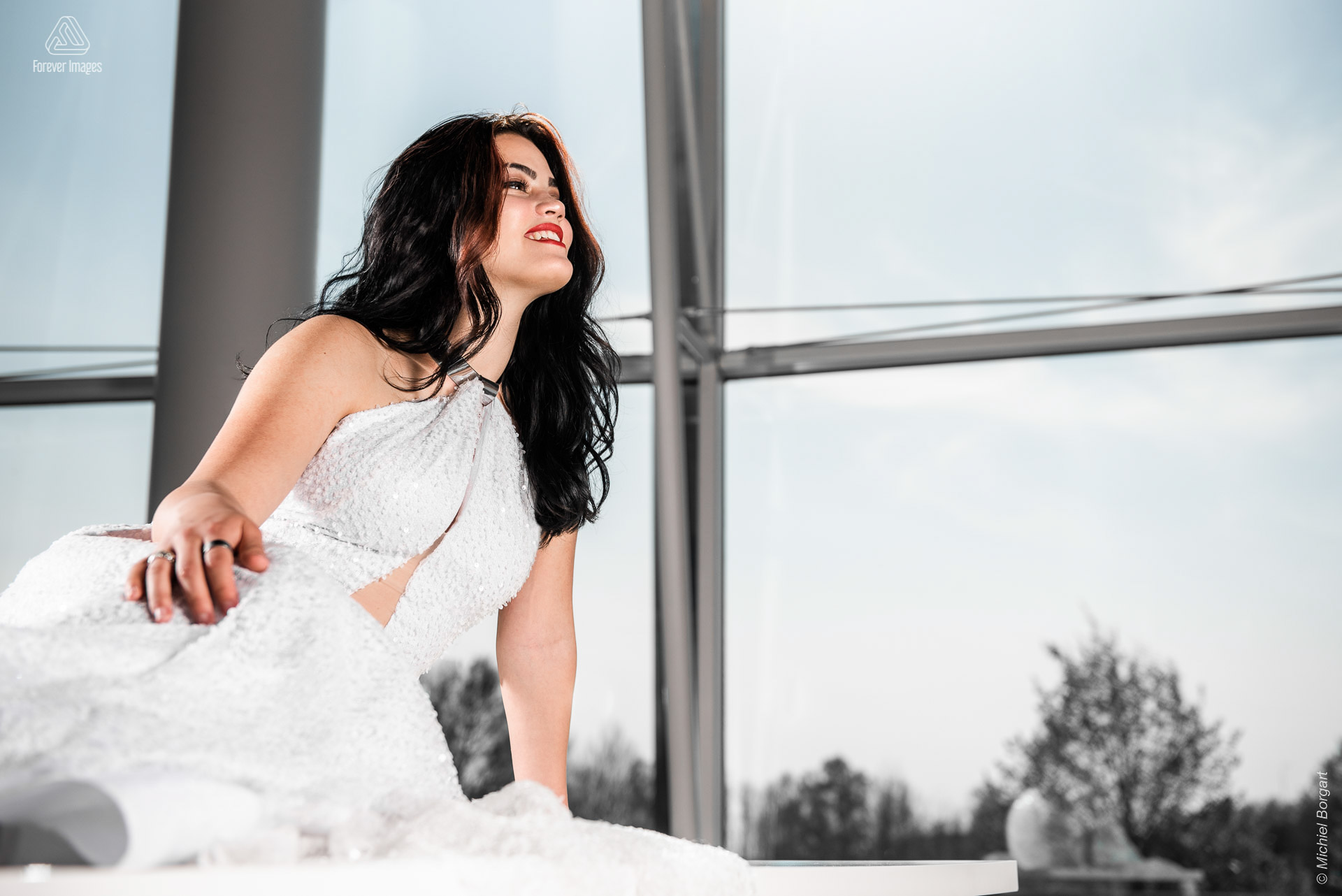 Fashionfoto portret dame witte jurk metale choker stralende lach | Daphna Akkermans David Cardenas | Fashionfotograaf Michiel Borgart - Forever Images.