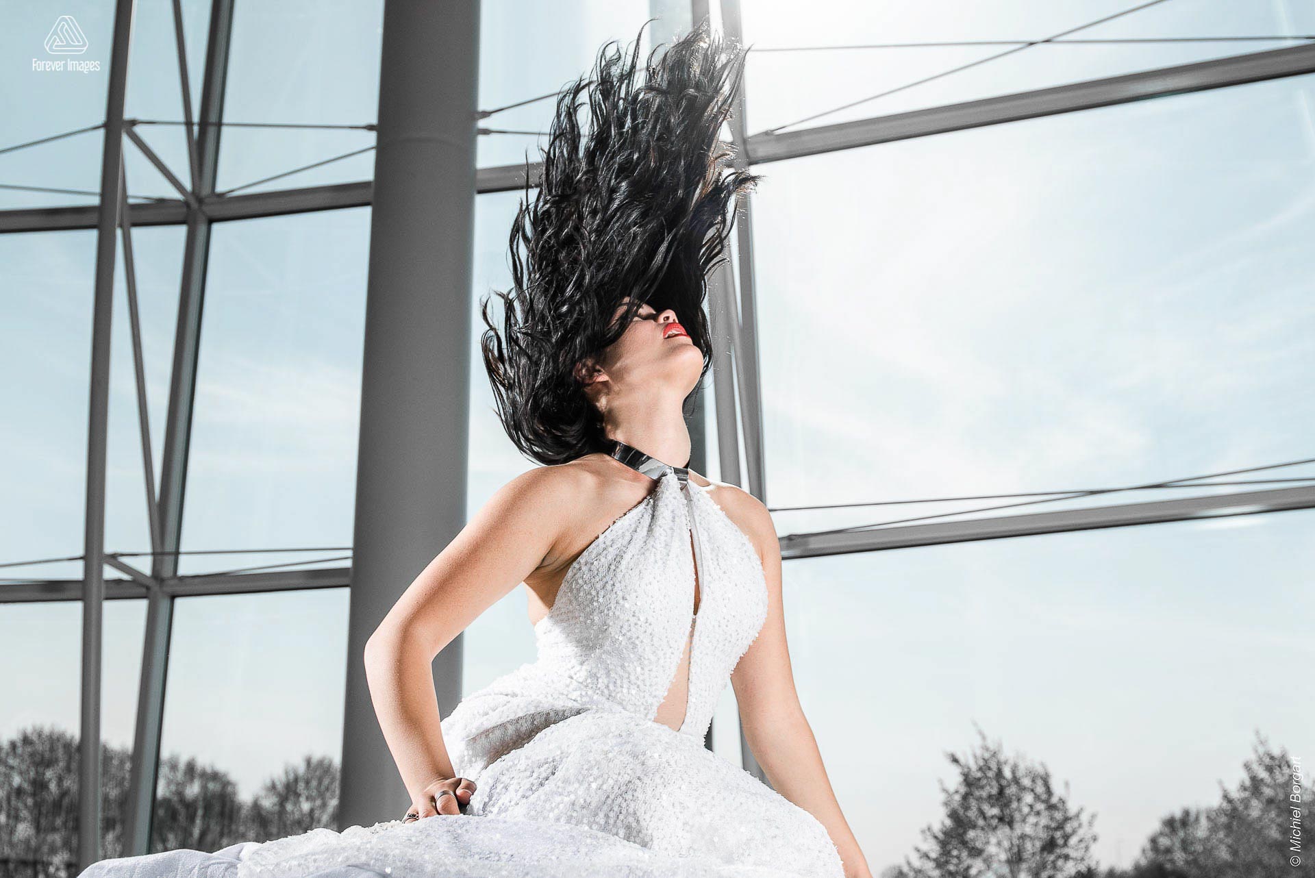 Fashionfoto portret glamour dame witte jurk metale choker hair flip | Daphna Akkermans David Cardenas | Fashionfotograaf Michiel Borgart - Forever Images.
