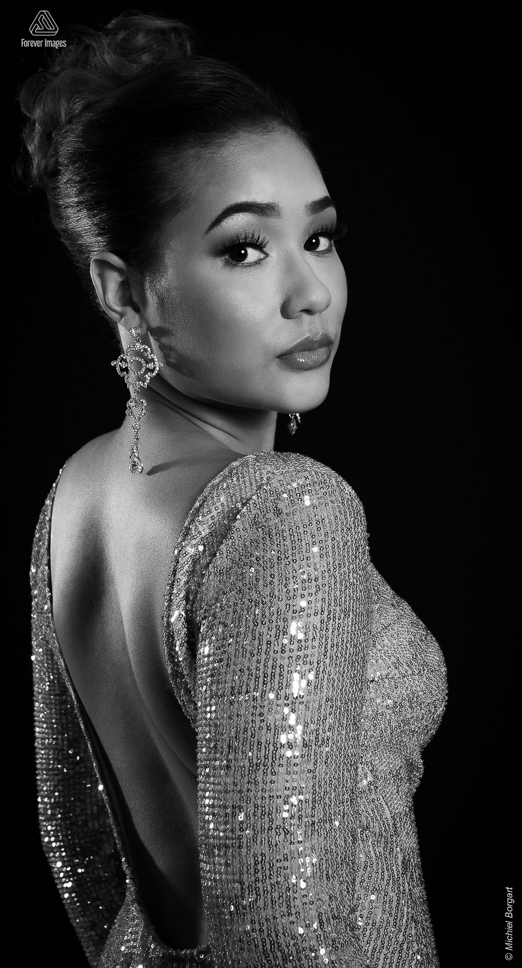 Fashionfoto zwart-wit glitters | Jaimerlee de Meza Miss Eco Aruba Vicky Foundation Lalita Harnem FashCrach | Fashionfotograaf Michiel Borgart - Forever Images.