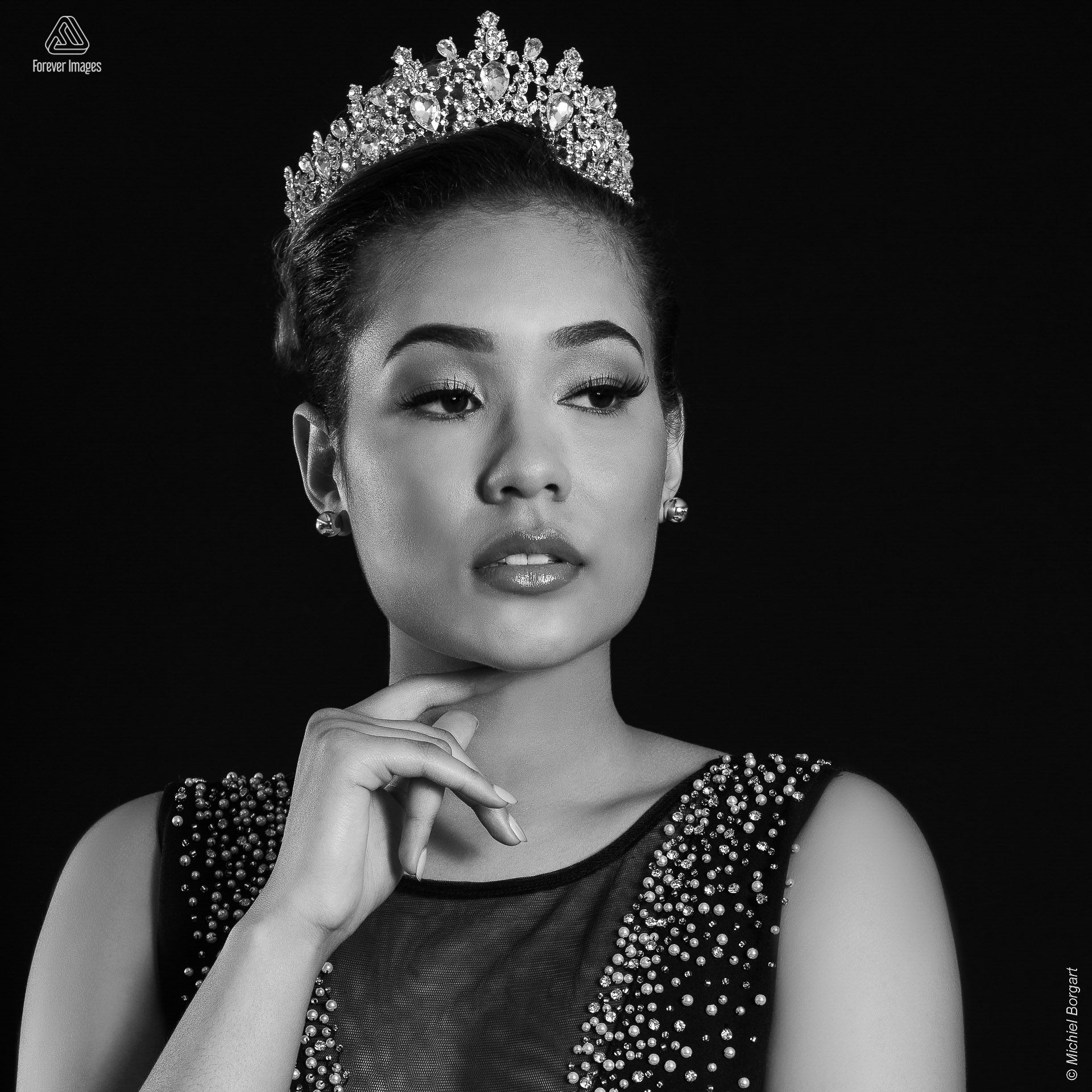 Fashion photo black and white cocktail dress pearl crown | Jaimerlee de Meza Miss Eco Aruba Vicky Foundation | Fashion Photographer Michiel Borgart - Forever Images.