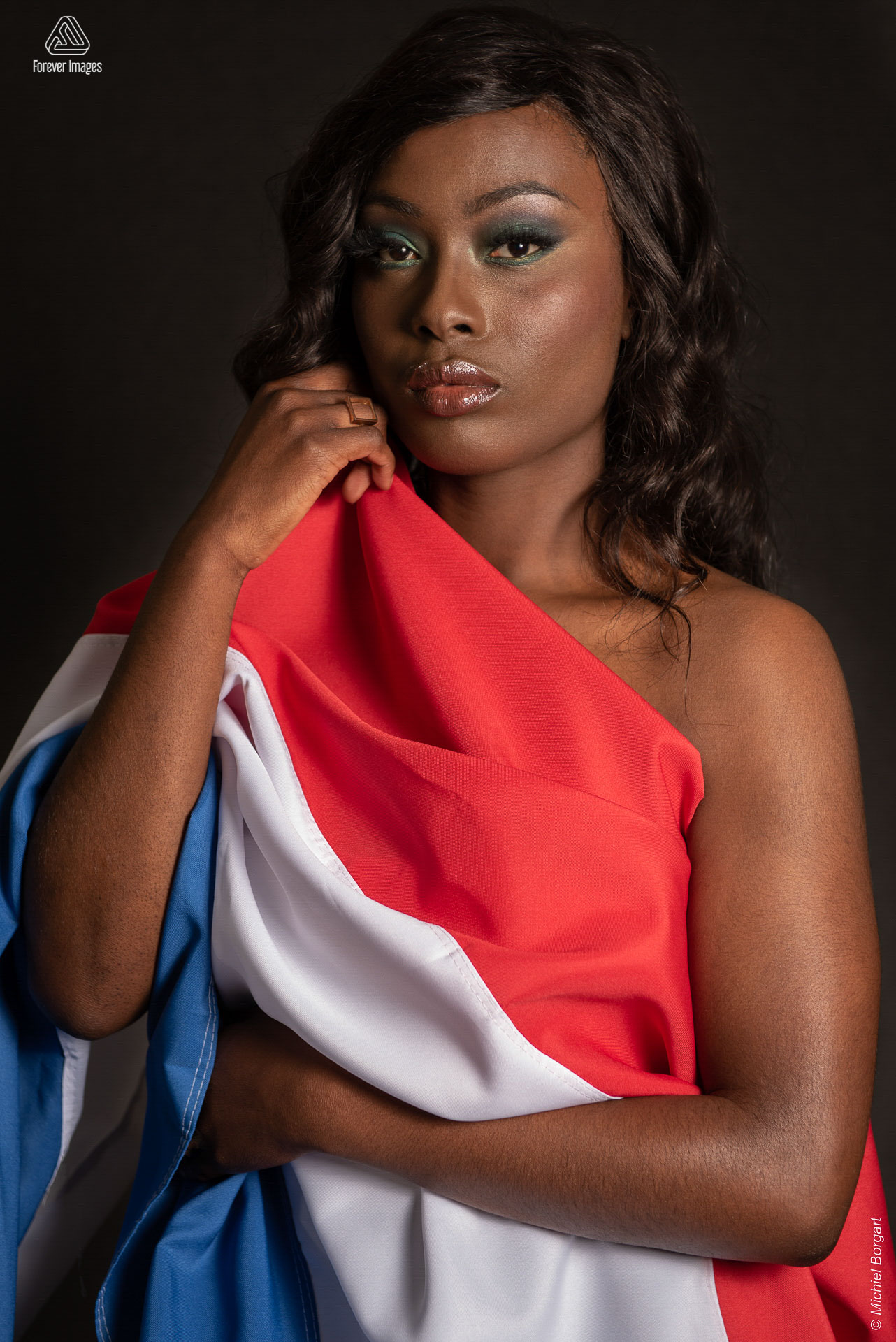 Portretfoto met nationale vlag | Stephanie Omogun Miss Eco Netherlands Vicky Foundation | Portretfotograaf Michiel Borgart - Forever Images.