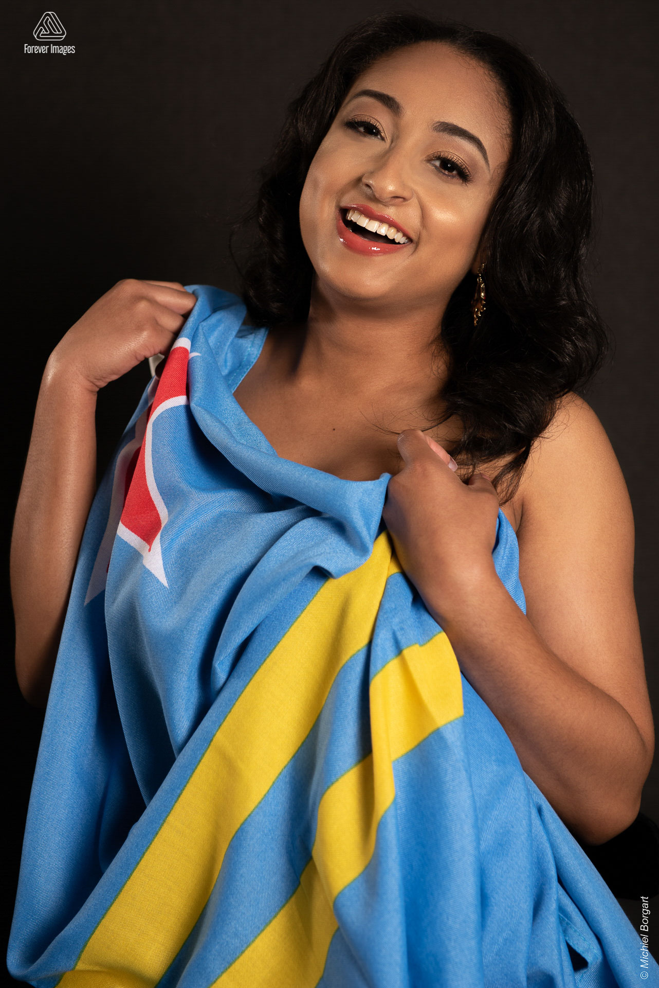 Portrait photo with national flag | Angelique van Varsseveld Miss Planet Aruba Vicky Foundation | Portrait Photographer Michiel Borgart - Forever Images.
